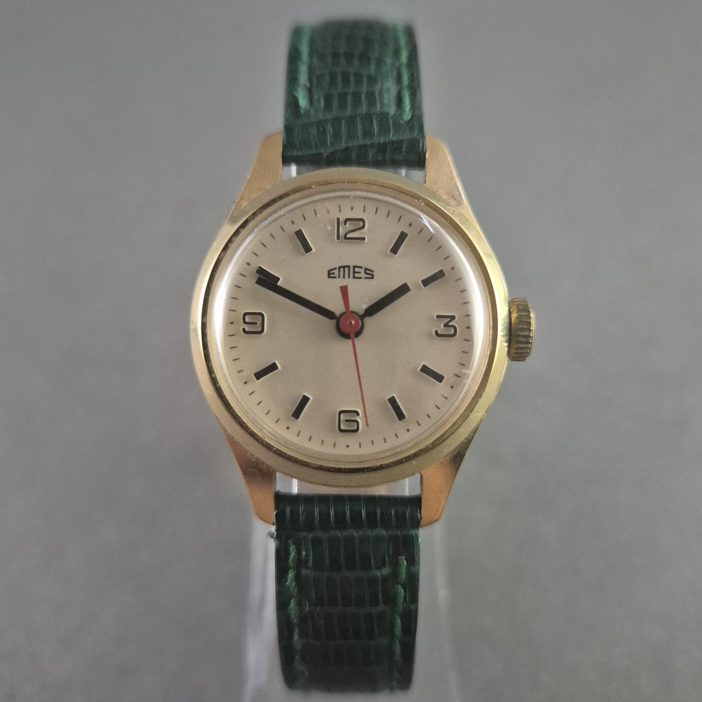 Vintage EMES Armbanduhr – Klassisches Design mit grünem Lederarmband