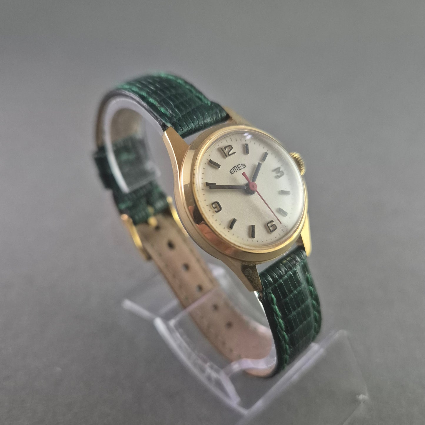 Vintage EMES Armbanduhr – Klassisches Design mit grünem Lederarmband