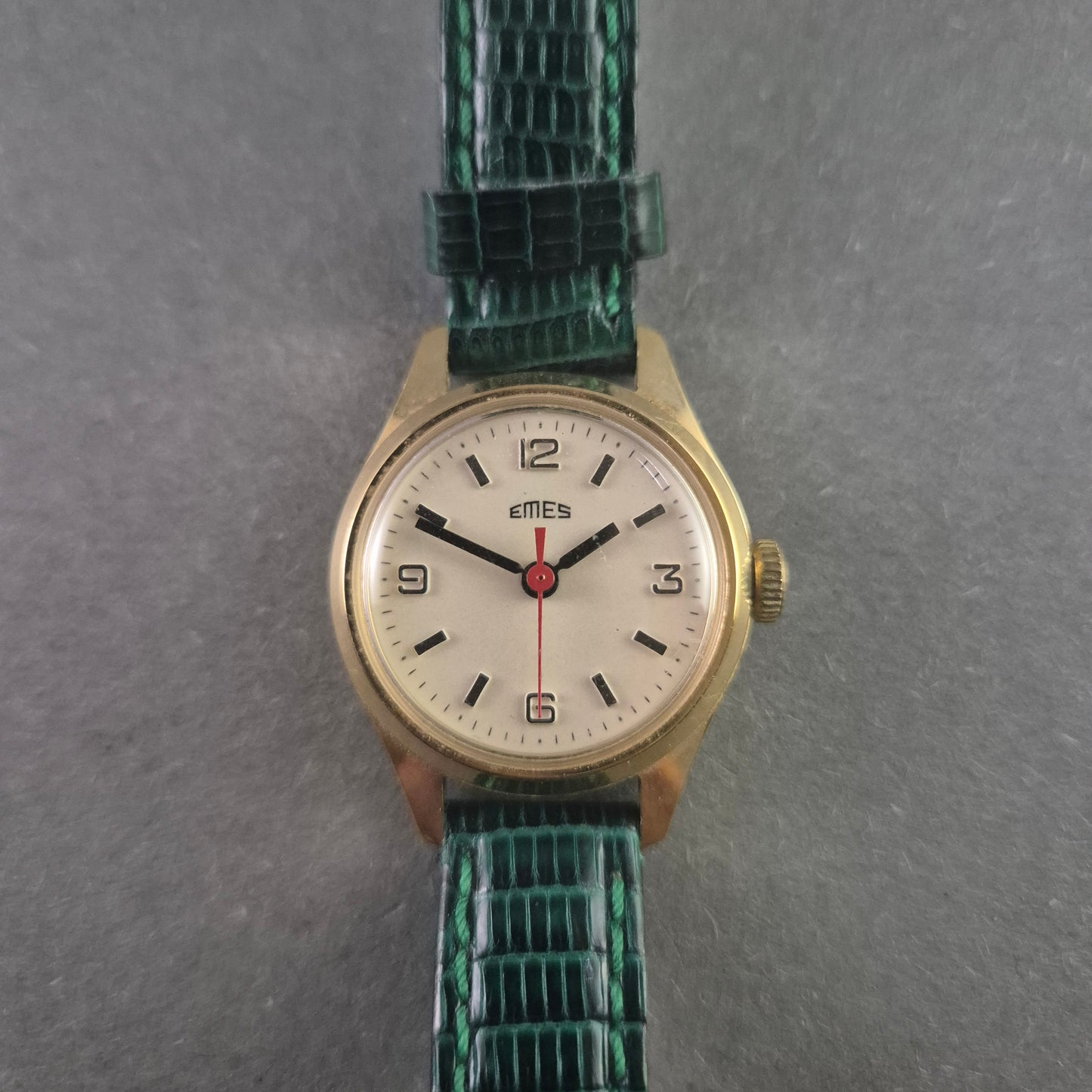 Vintage EMES Armbanduhr – Klassisches Design mit grünem Lederarmband