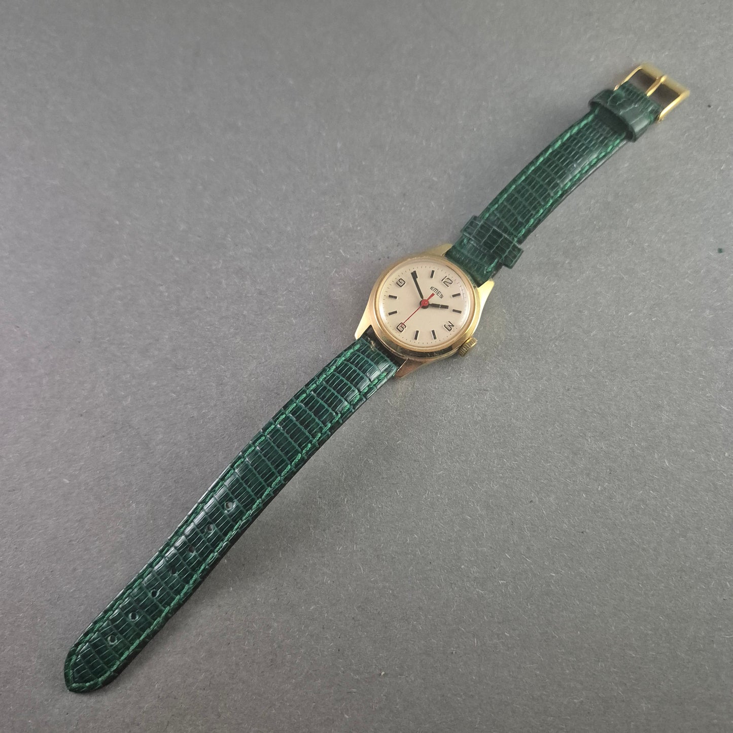 Vintage EMES Armbanduhr – Klassisches Design mit grünem Lederarmband