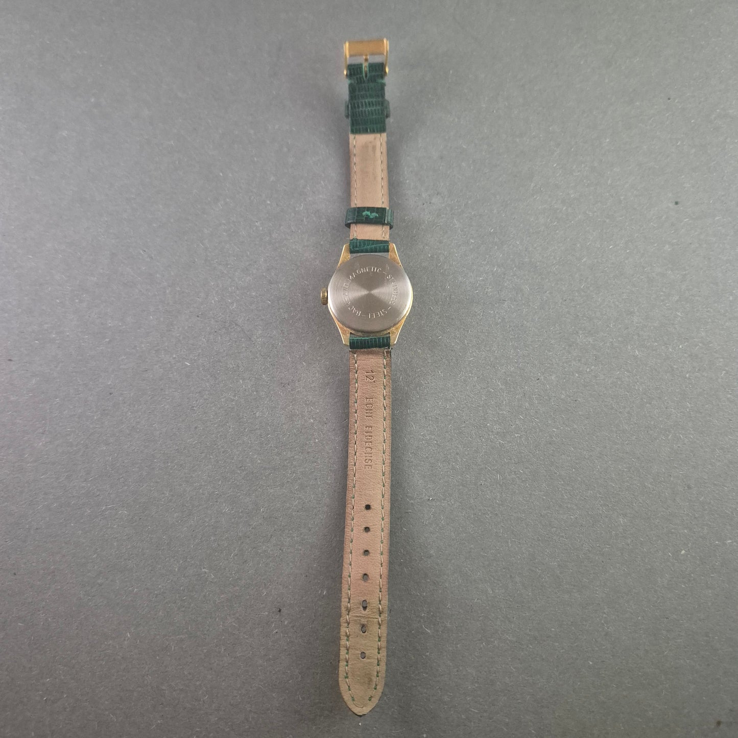 Vintage EMES Armbanduhr – Klassisches Design mit grünem Lederarmband