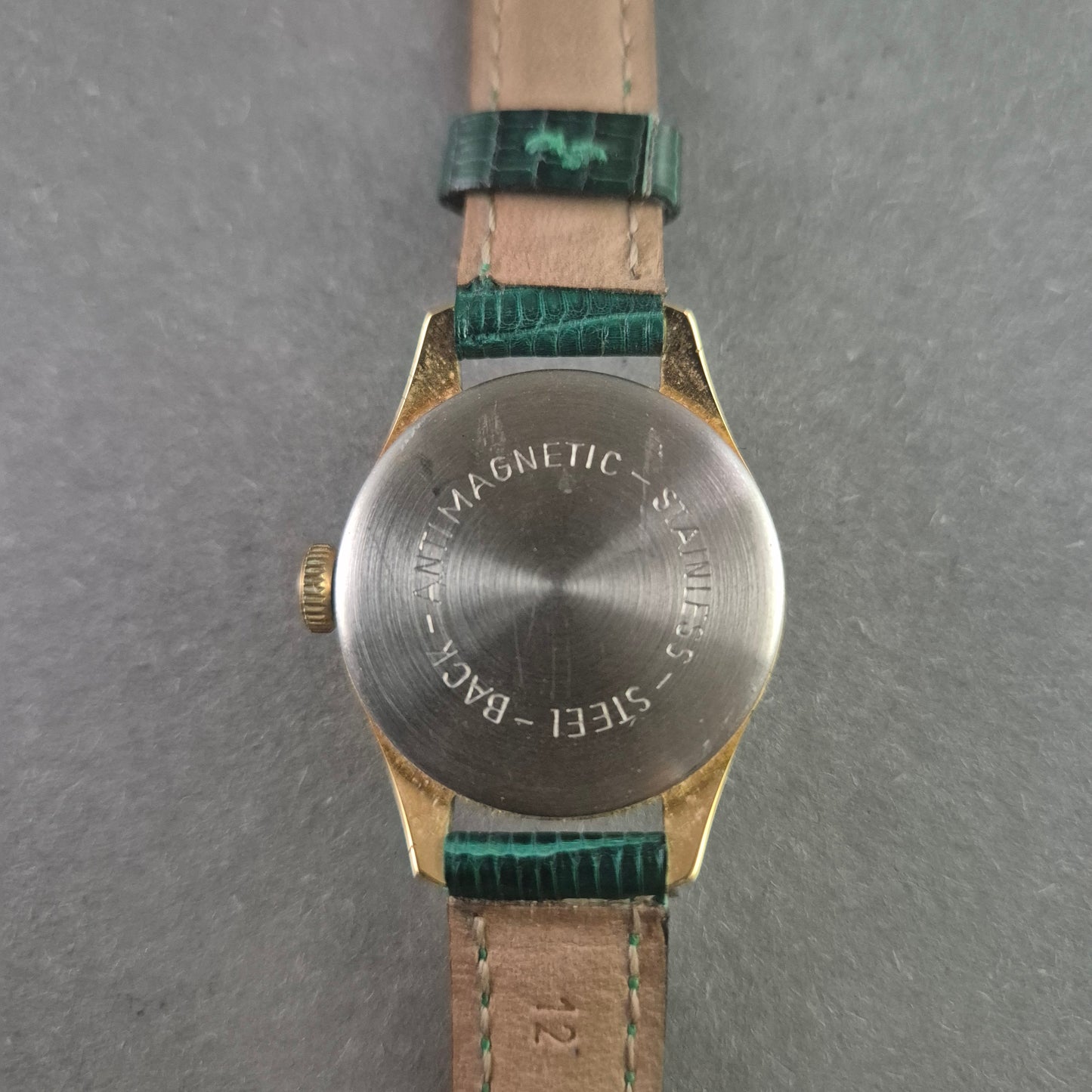 Vintage EMES Armbanduhr – Klassisches Design mit grünem Lederarmband