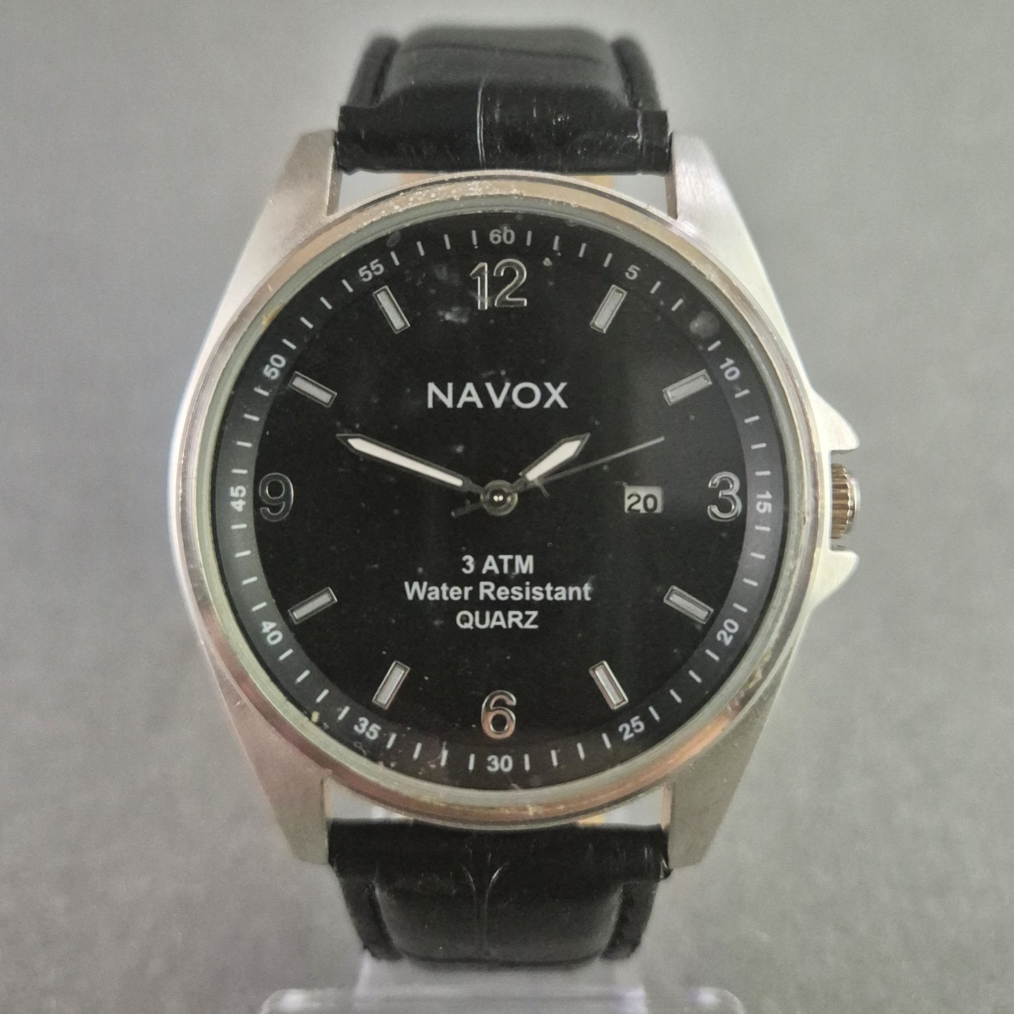 Stilvolle NAVOX Armbanduhr – Zeitloses Design mit schwarzem Lederarmband