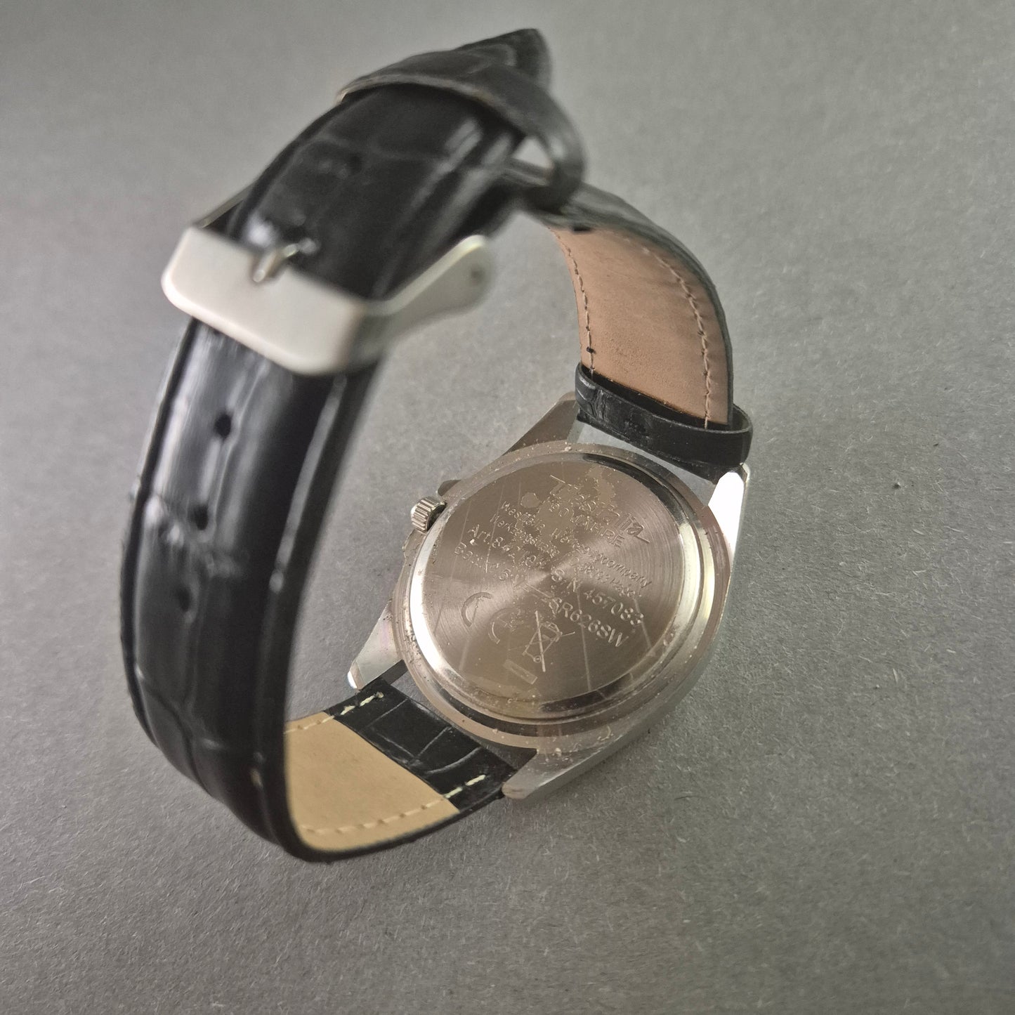 Stilvolle NAVOX Armbanduhr – Zeitloses Design mit schwarzem Lederarmband