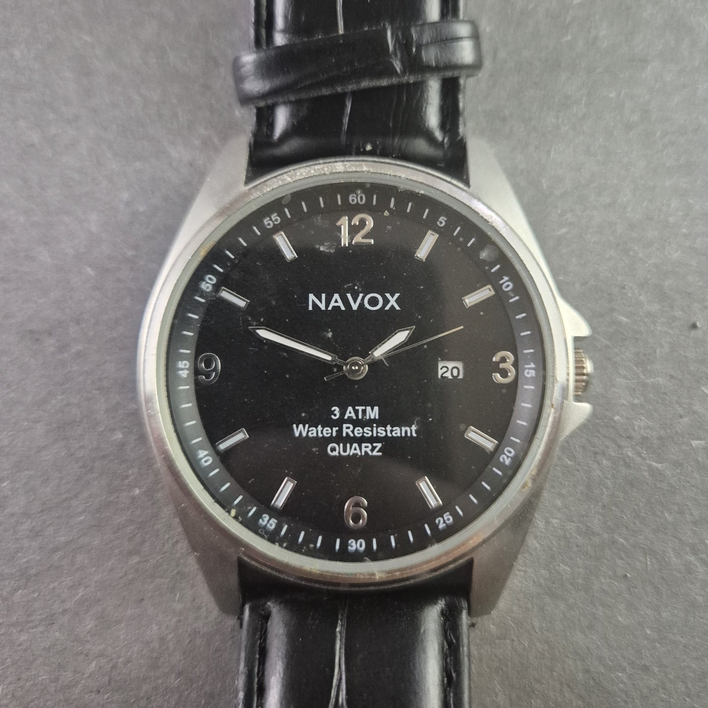 Stilvolle NAVOX Armbanduhr – Zeitloses Design mit schwarzem Lederarmband