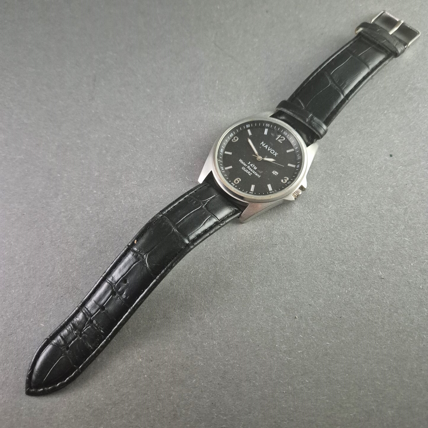 Stilvolle NAVOX Armbanduhr – Zeitloses Design mit schwarzem Lederarmband