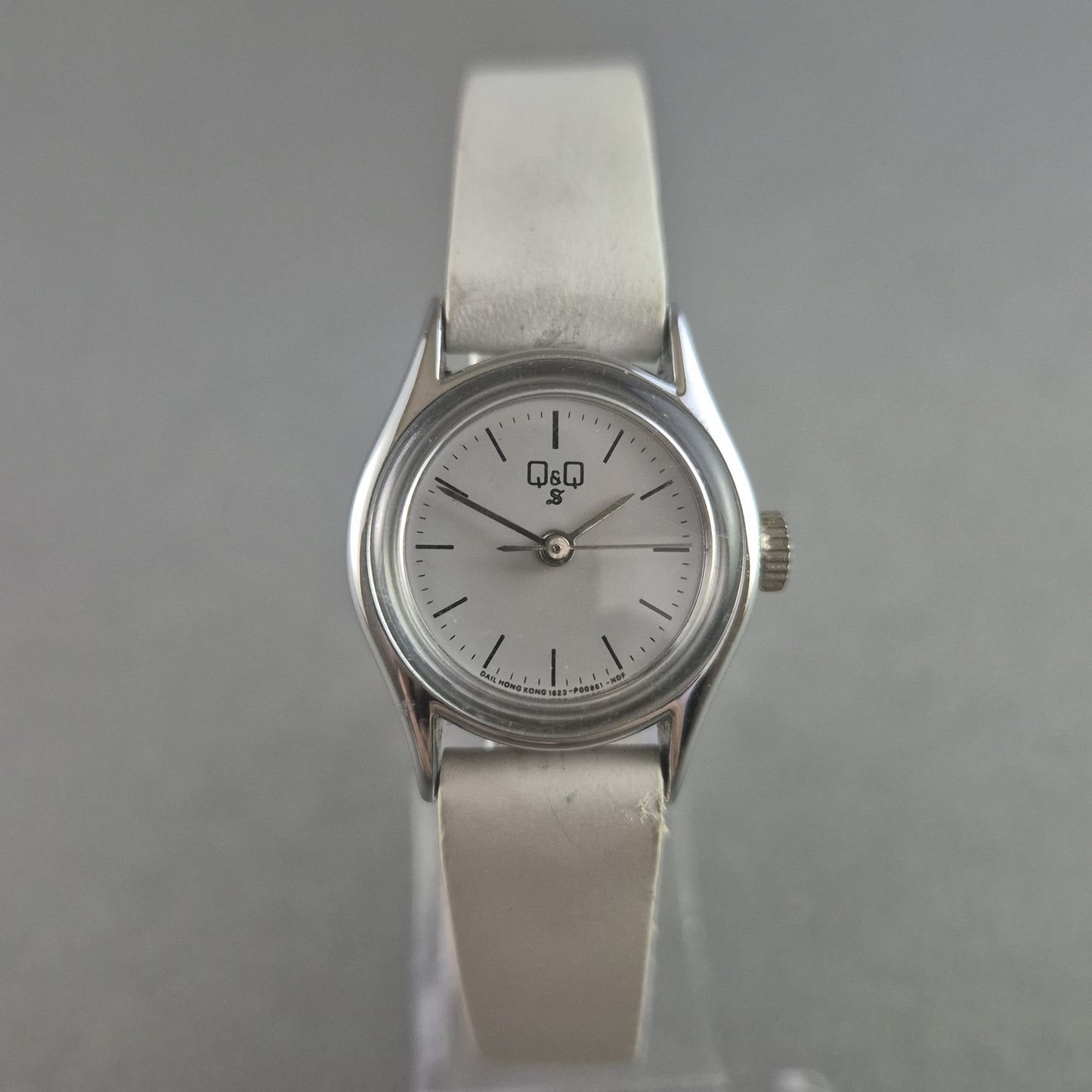 Klassische Q&Q Armbanduhr – Minimalistisches Design mit weißem Lederarmband