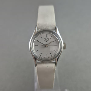 Klassische Q&Q Armbanduhr – Minimalistisches Design mit weißem Lederarmband