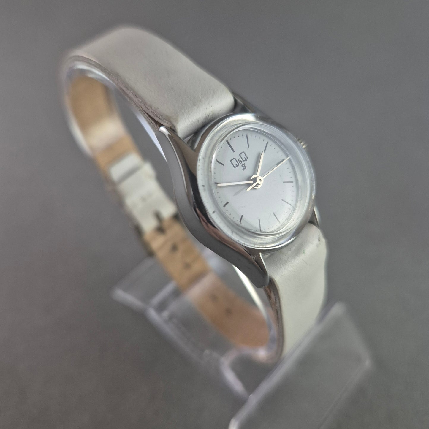 Klassische Q&Q Armbanduhr – Minimalistisches Design mit weißem Lederarmband