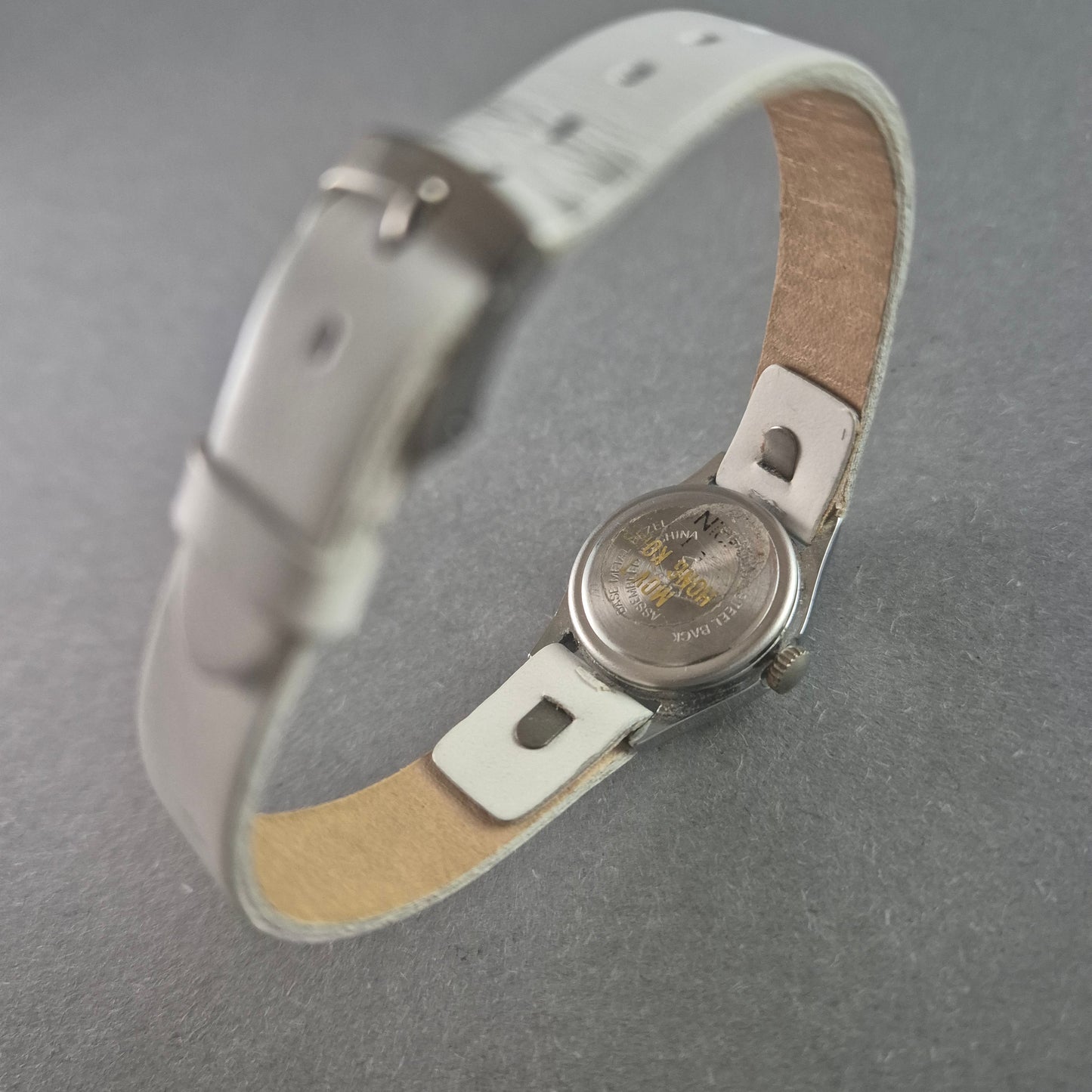 Klassische Q&Q Armbanduhr – Minimalistisches Design mit weißem Lederarmband