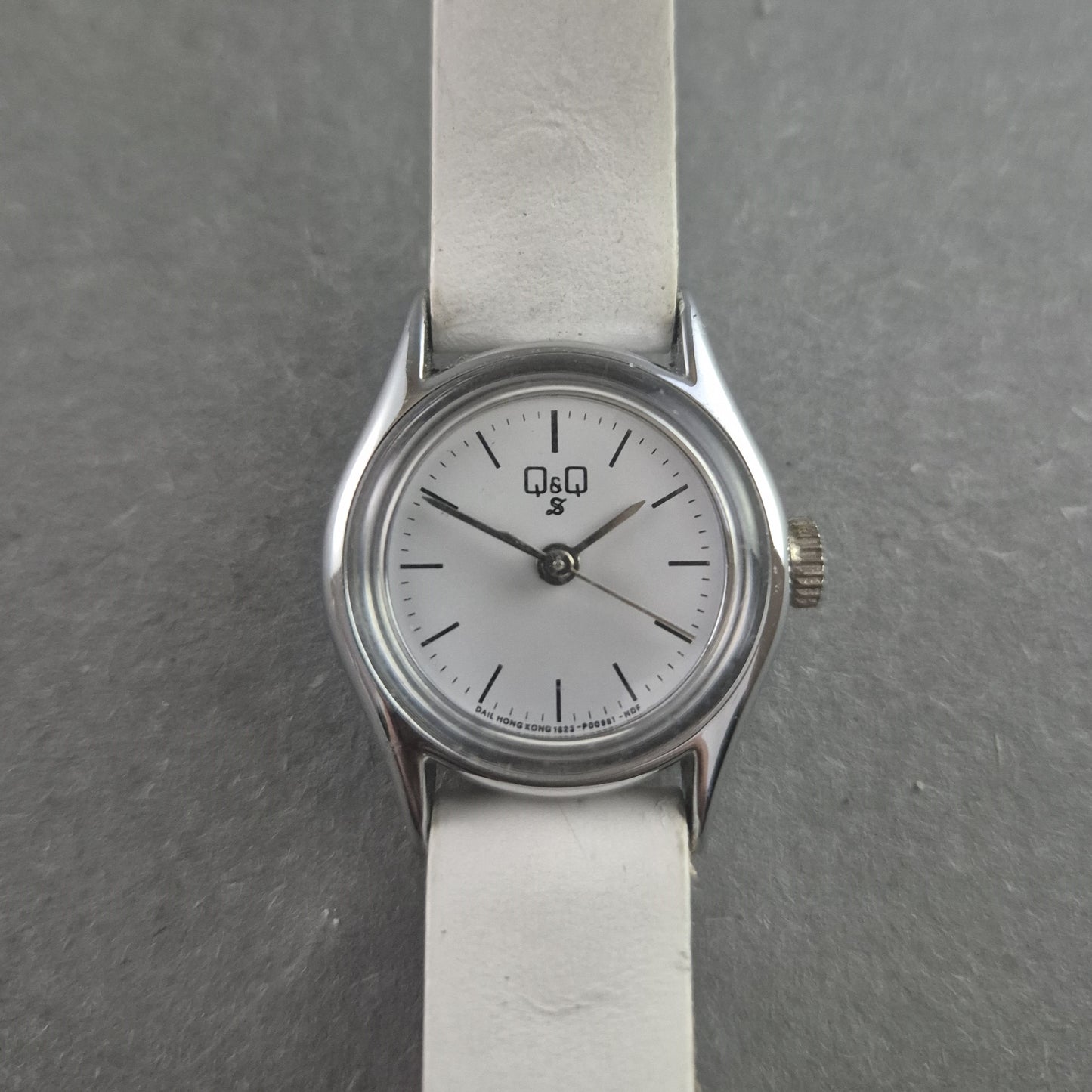 Klassische Q&Q Armbanduhr – Minimalistisches Design mit weißem Lederarmband