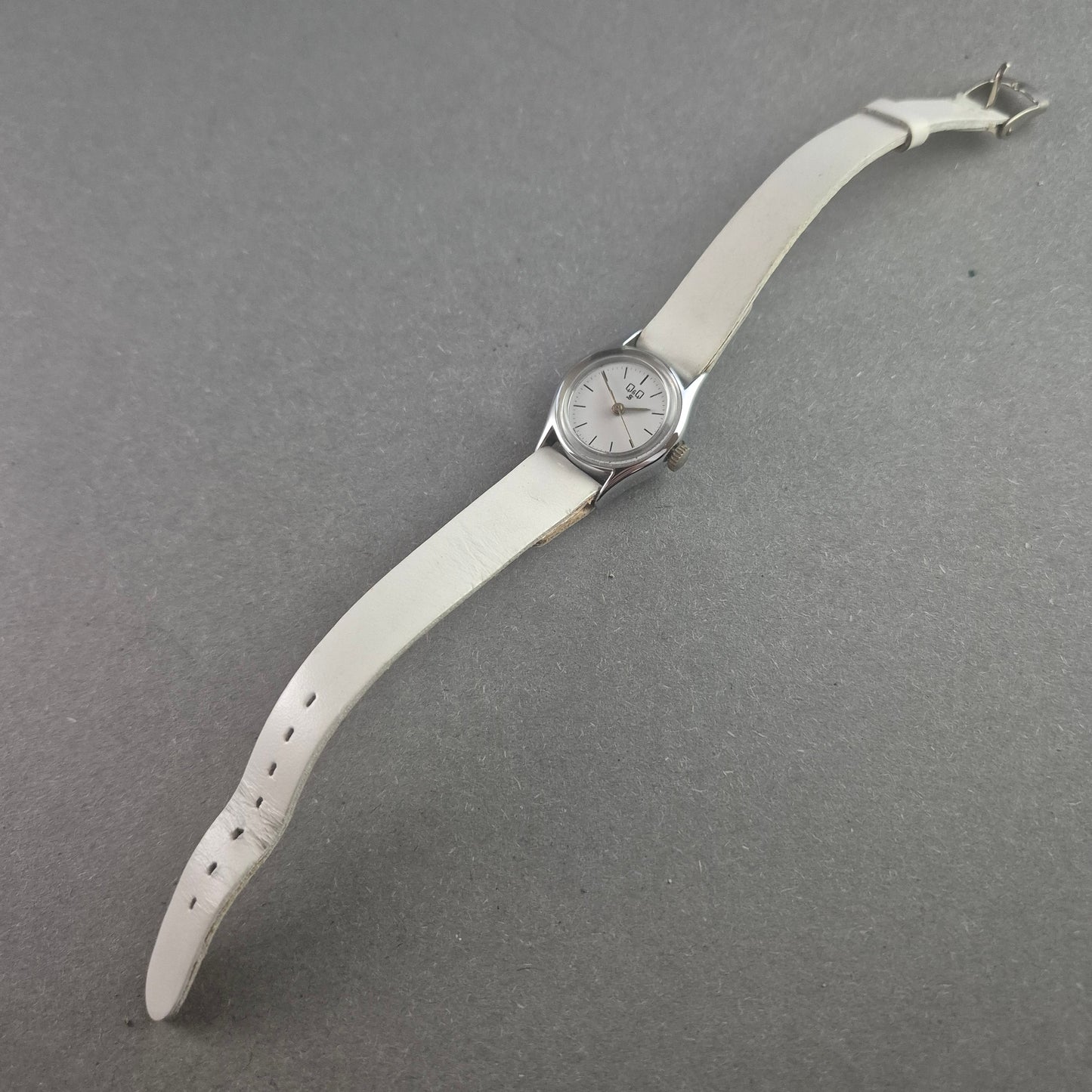 Klassische Q&Q Armbanduhr – Minimalistisches Design mit weißem Lederarmband