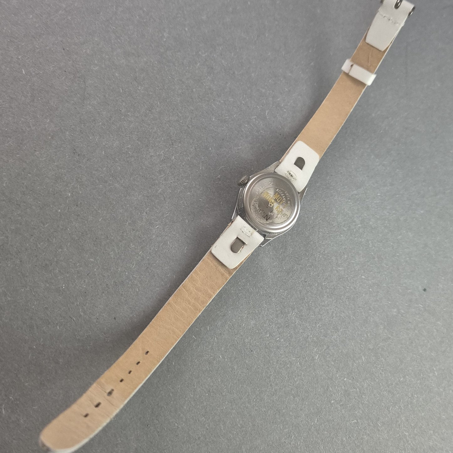 Klassische Q&Q Armbanduhr – Minimalistisches Design mit weißem Lederarmband