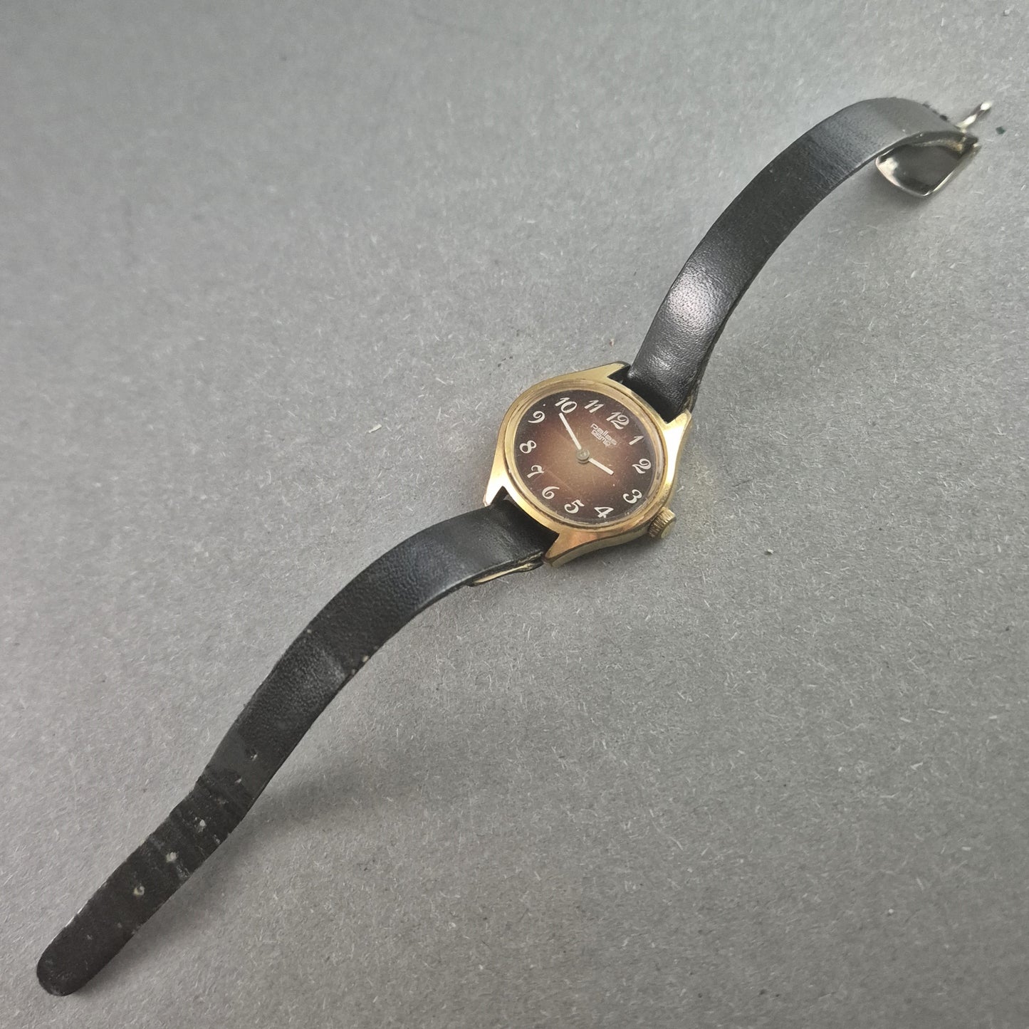 Vintage Pallas Ormo Armbanduhr – Klassisches Design mit schwarzem Lederarmband