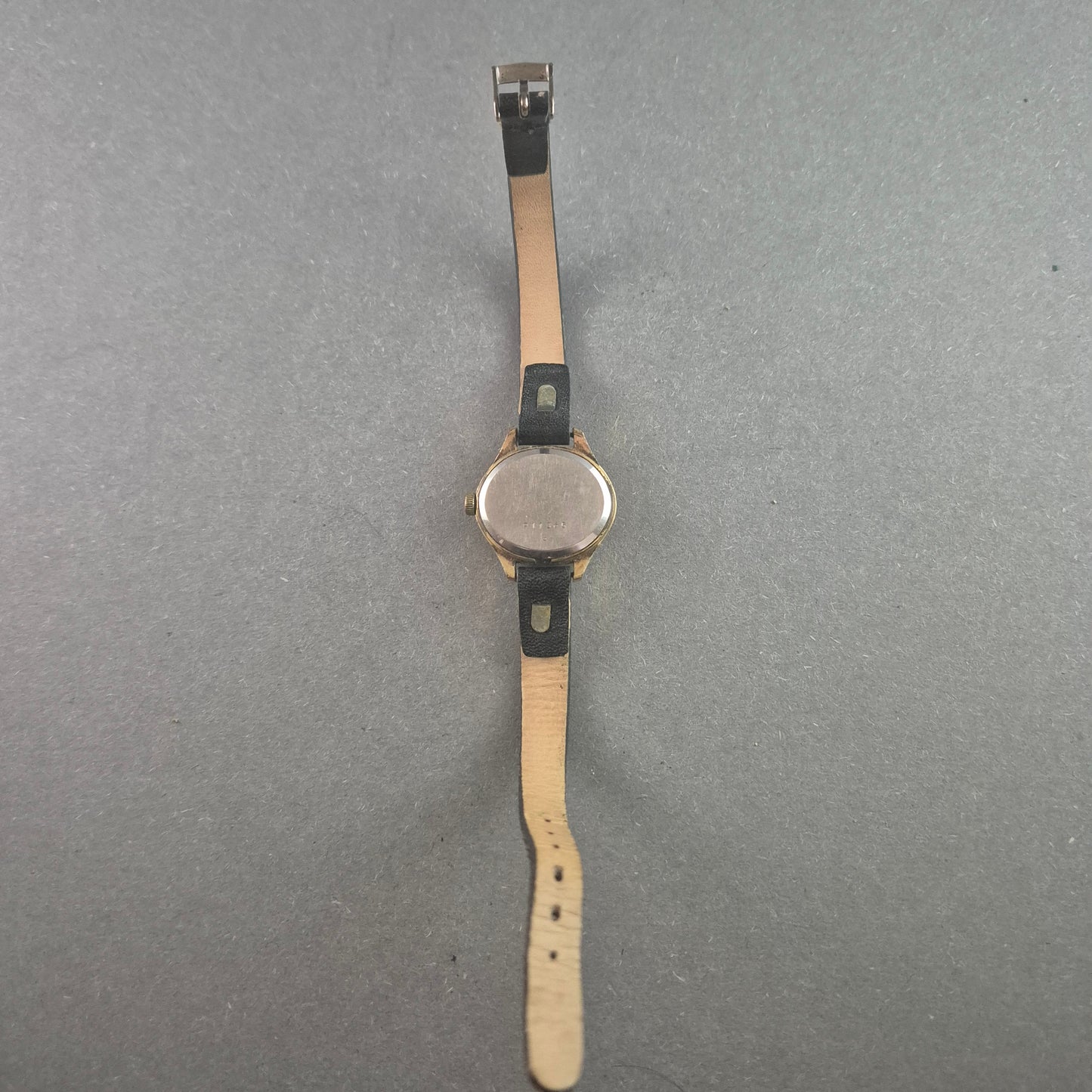 Vintage Pallas Ormo Armbanduhr – Klassisches Design mit schwarzem Lederarmband