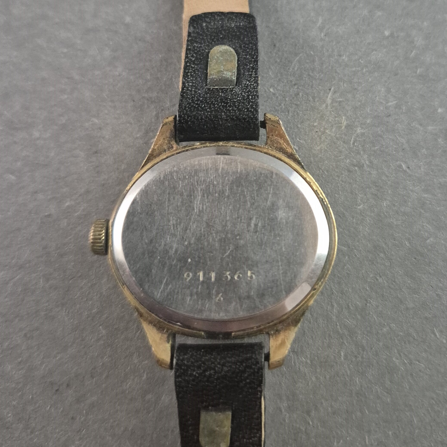 Vintage Pallas Ormo Armbanduhr – Klassisches Design mit schwarzem Lederarmband