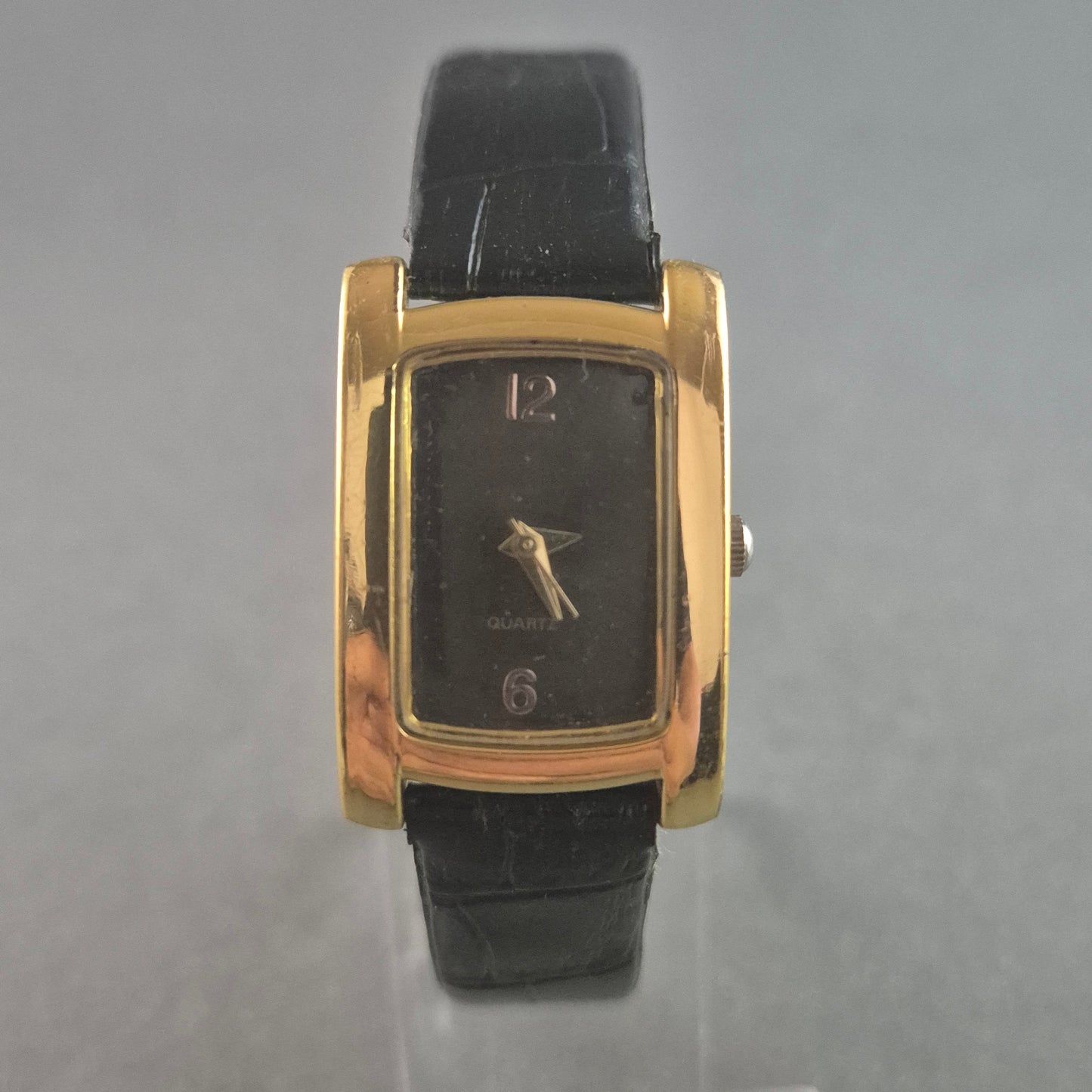 Eternal Love Armbanduhr Goldfarbenes Gehäuse mit schwarzem Lederarmband