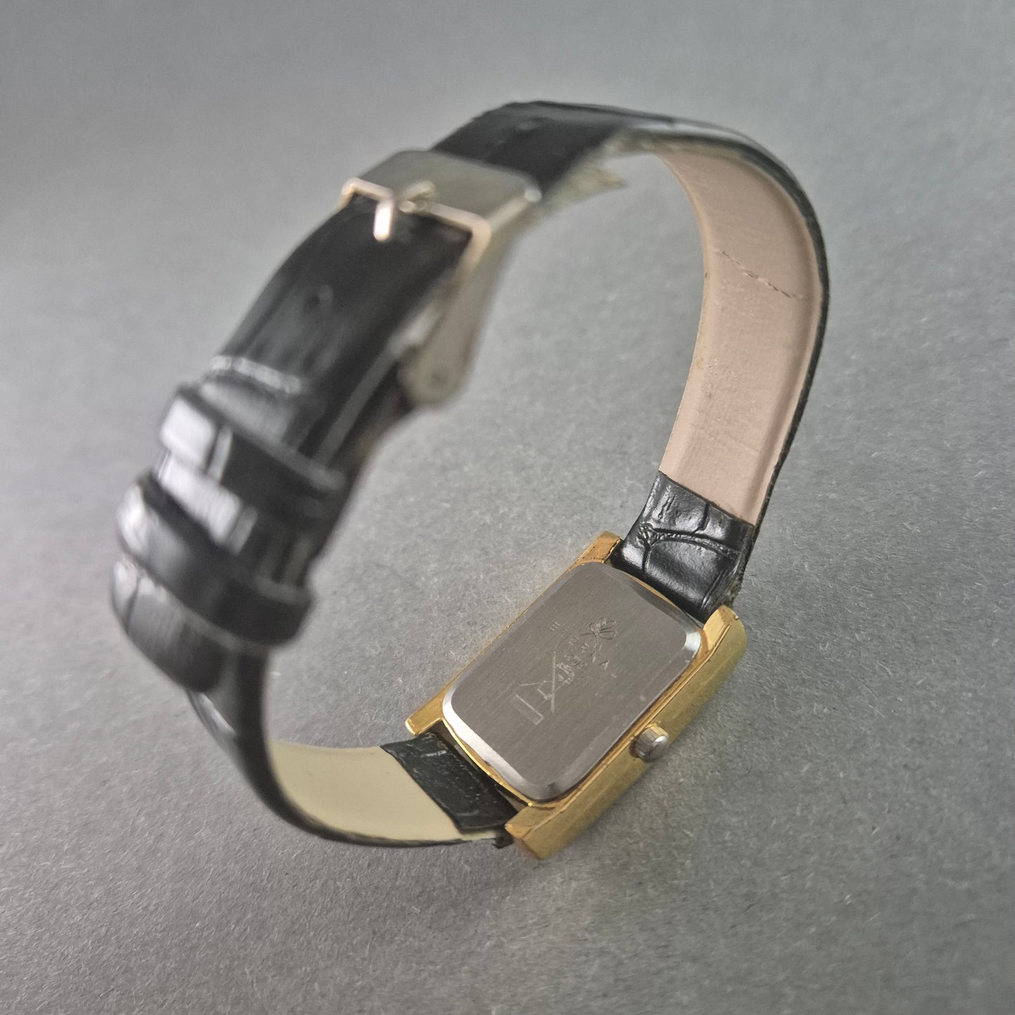 Eternal Love Armbanduhr Goldfarbenes Gehäuse mit schwarzem Lederarmband