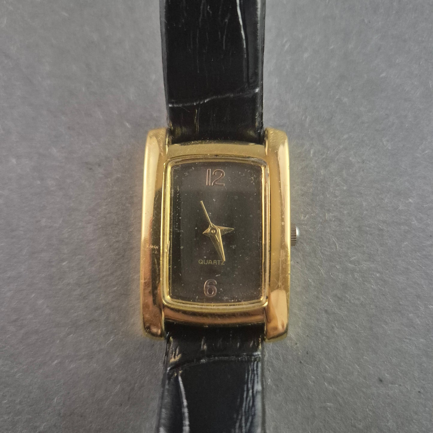 Eternal Love Armbanduhr Goldfarbenes Gehäuse mit schwarzem Lederarmband