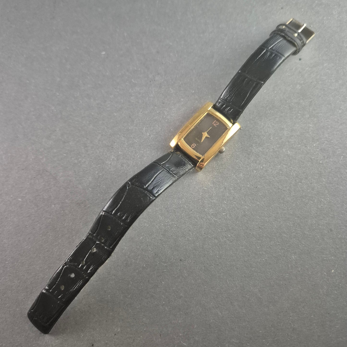 Eternal Love Armbanduhr Goldfarbenes Gehäuse mit schwarzem Lederarmband