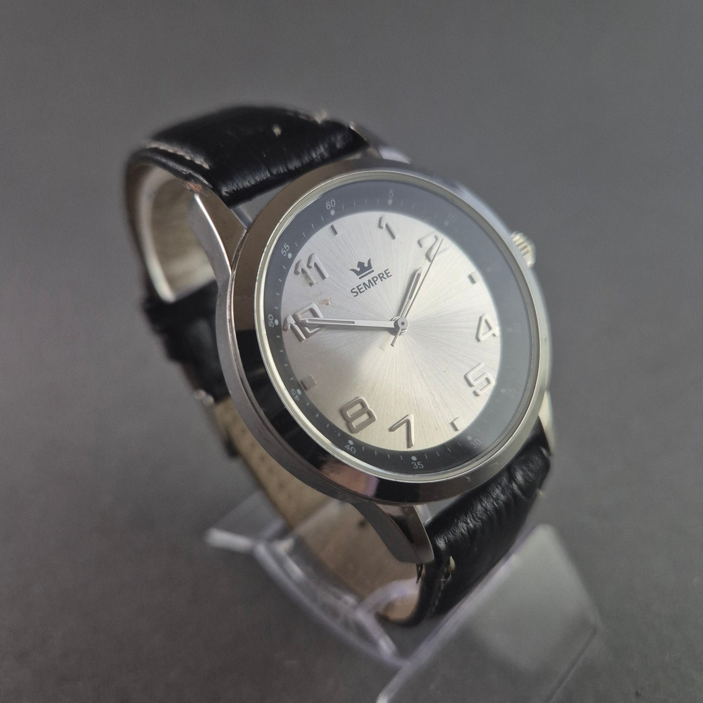 Stilvolle Sempre Armbanduhr – Edelstahlgehäuse mit schwarzem Lederarmband