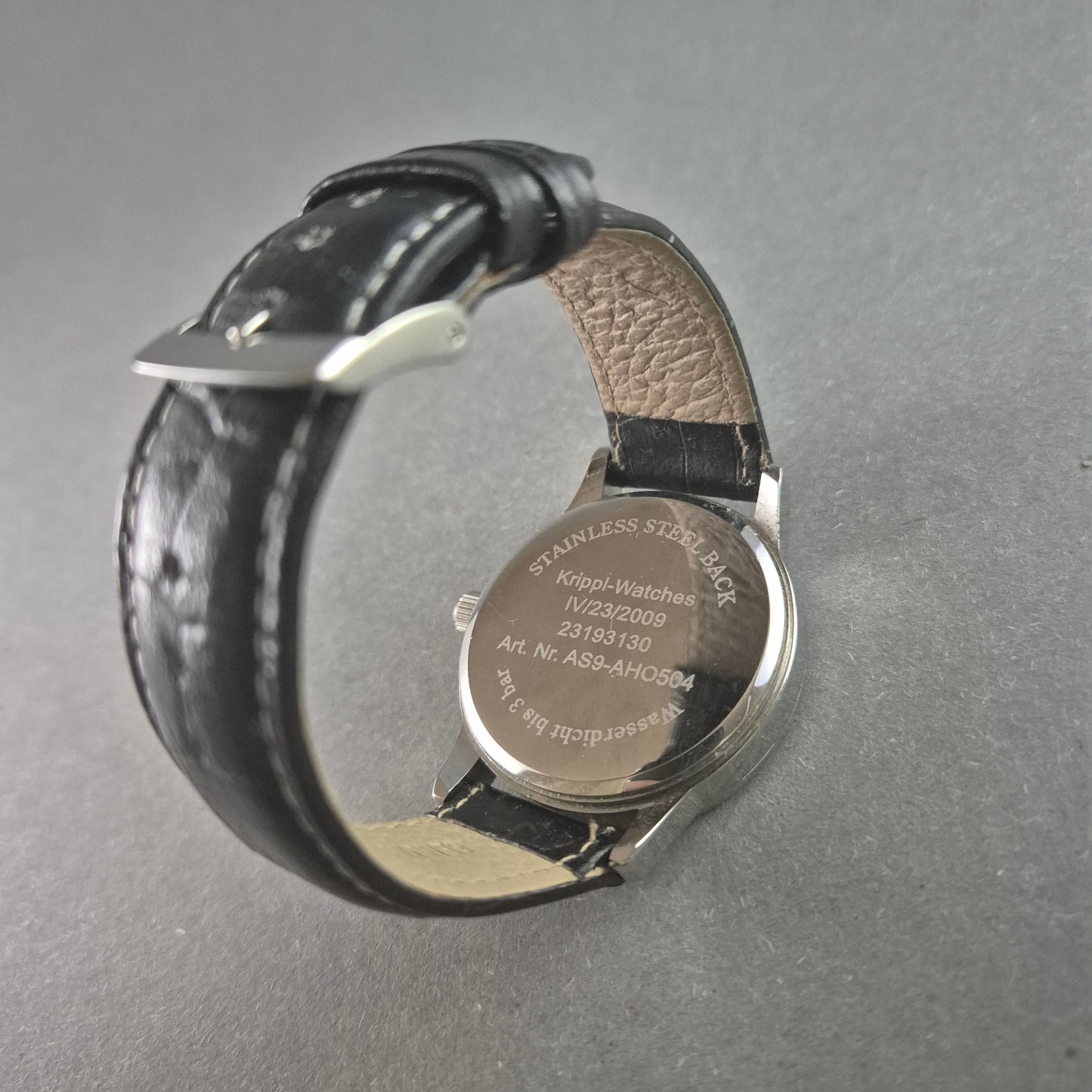 Stilvolle Sempre Armbanduhr – Edelstahlgehäuse mit schwarzem Lederarmband