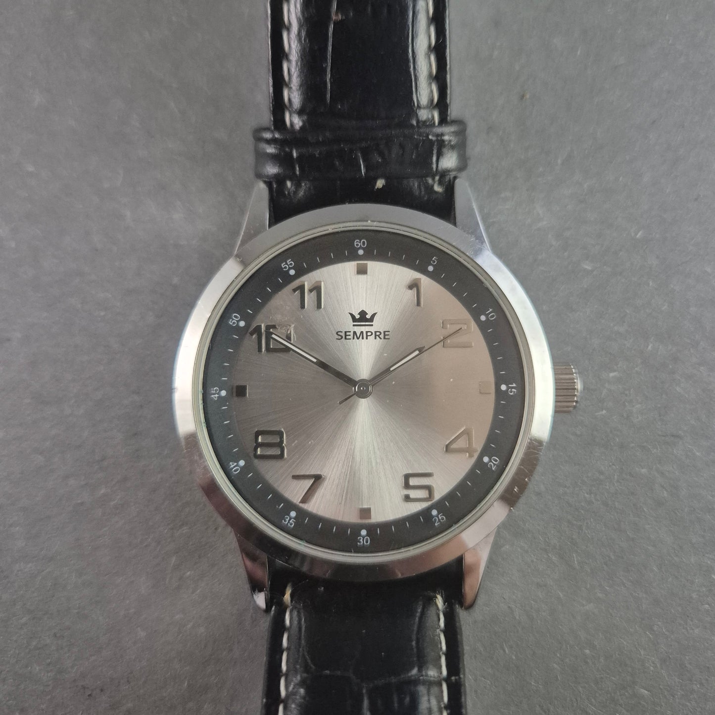 Stilvolle Sempre Armbanduhr – Edelstahlgehäuse mit schwarzem Lederarmband