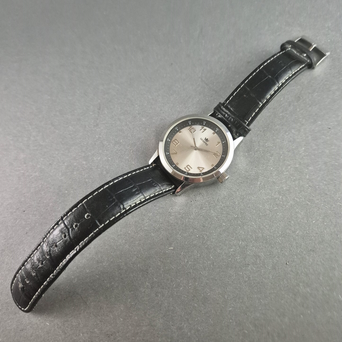 Stilvolle Sempre Armbanduhr – Edelstahlgehäuse mit schwarzem Lederarmband