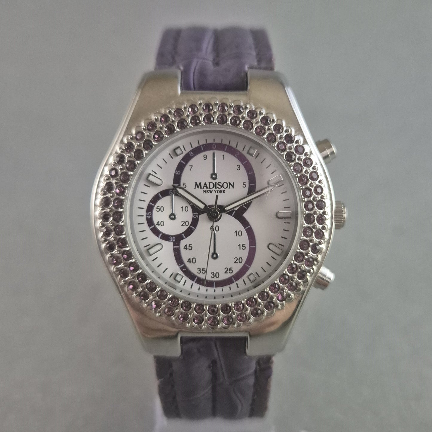 Modische Madison Armbanduhr – Glitzerndes Design mit violettem Lederarmband