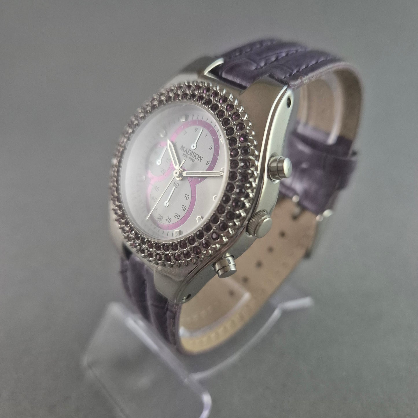 Modische Madison Armbanduhr – Glitzerndes Design mit violettem Lederarmband