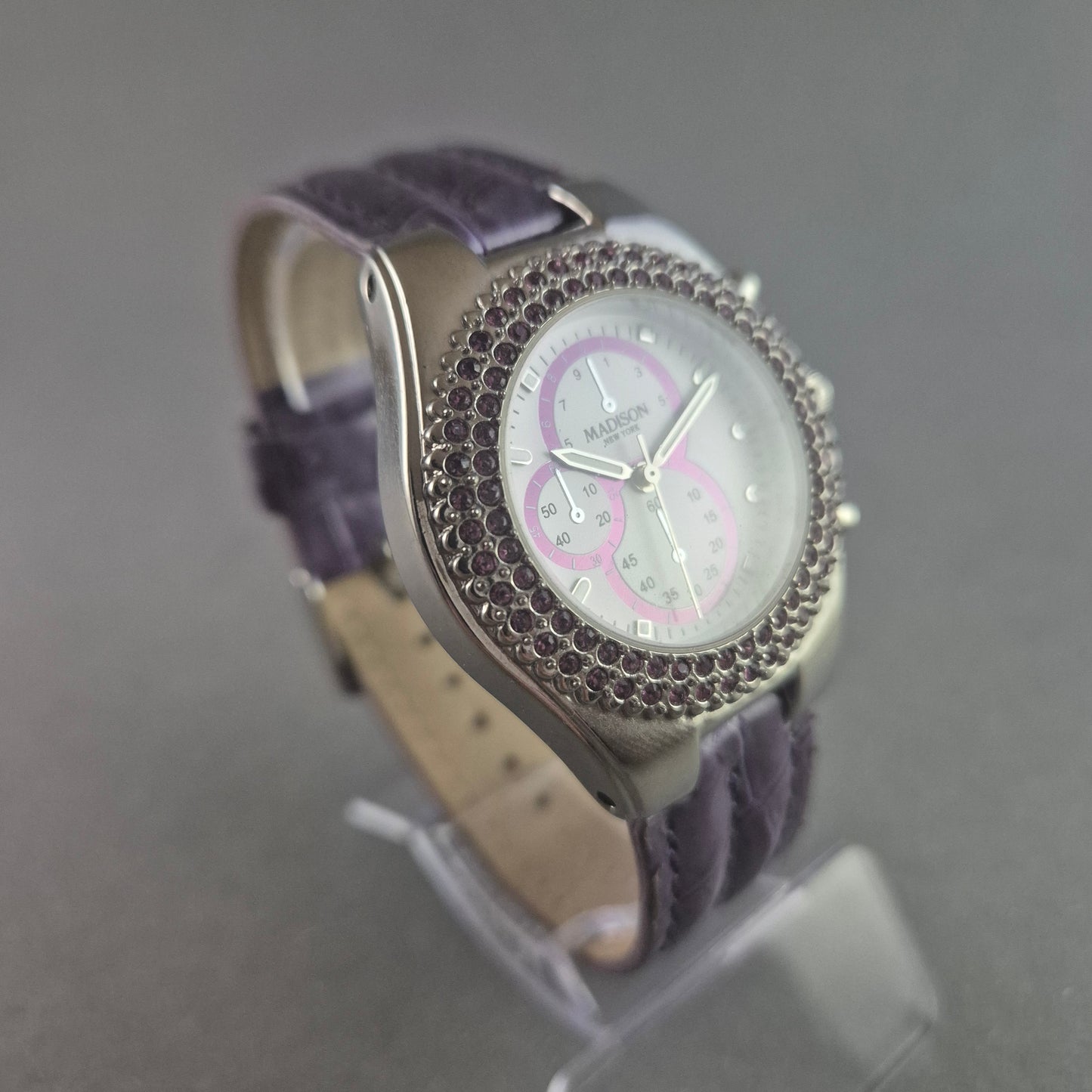 Modische Madison Armbanduhr – Glitzerndes Design mit violettem Lederarmband