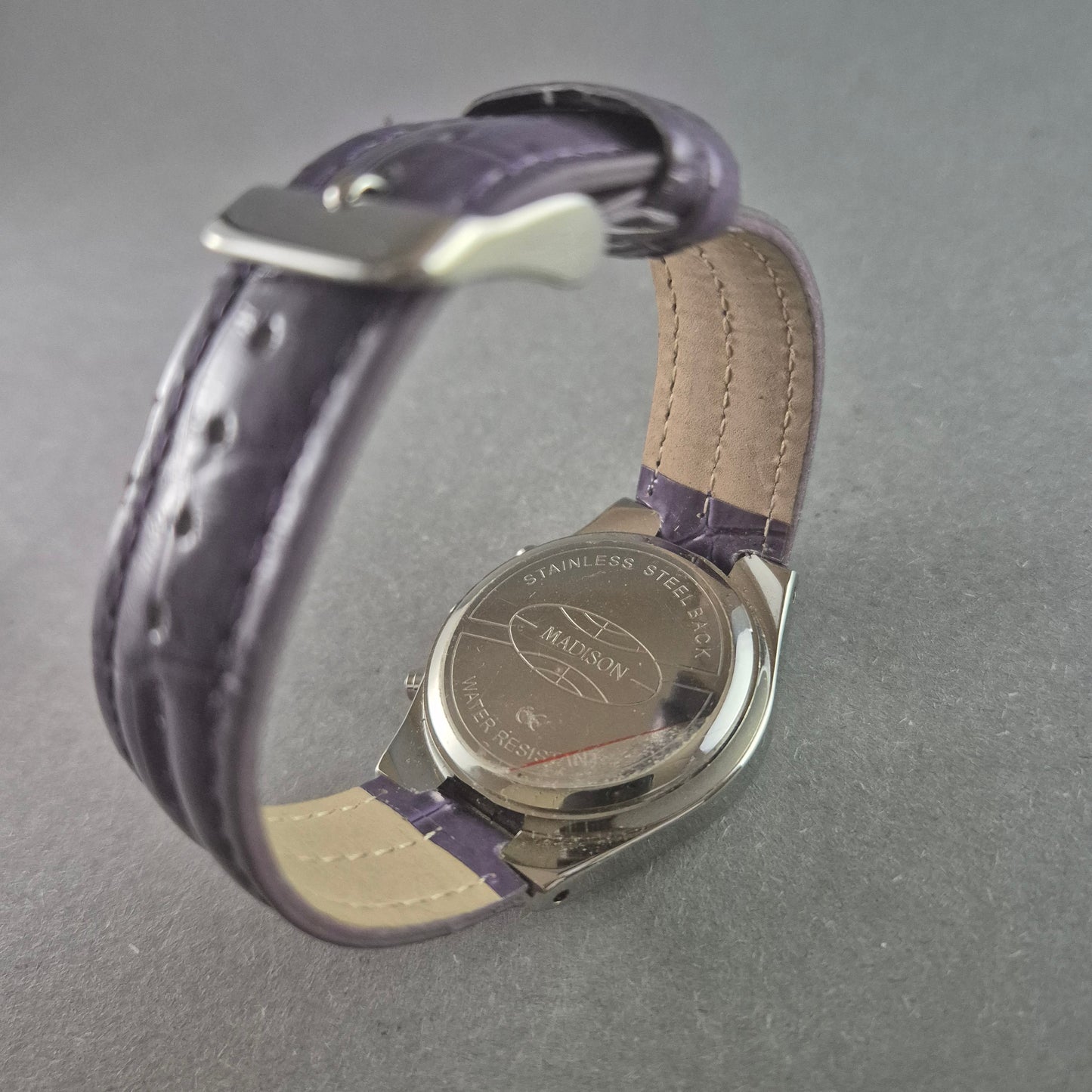 Modische Madison Armbanduhr – Glitzerndes Design mit violettem Lederarmband