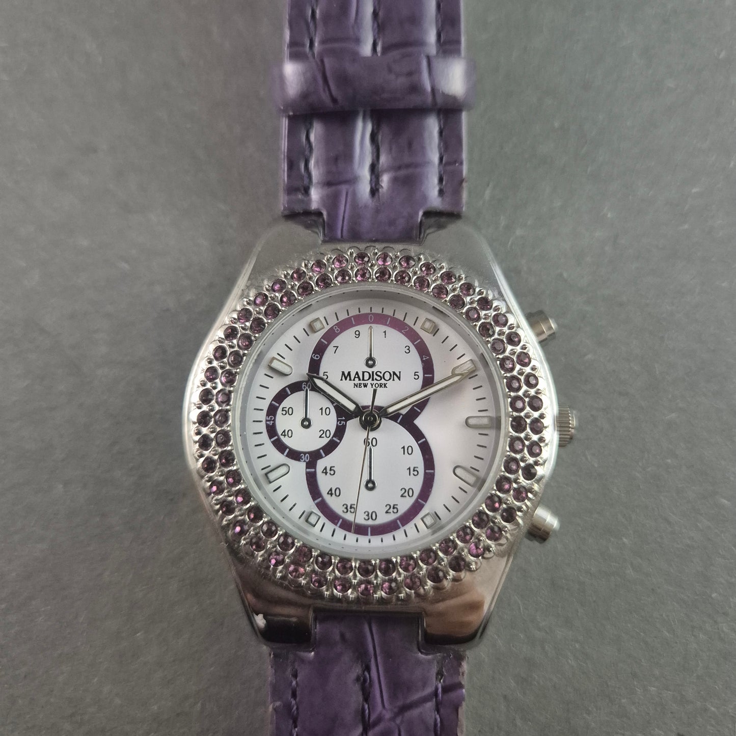 Modische Madison Armbanduhr – Glitzerndes Design mit violettem Lederarmband