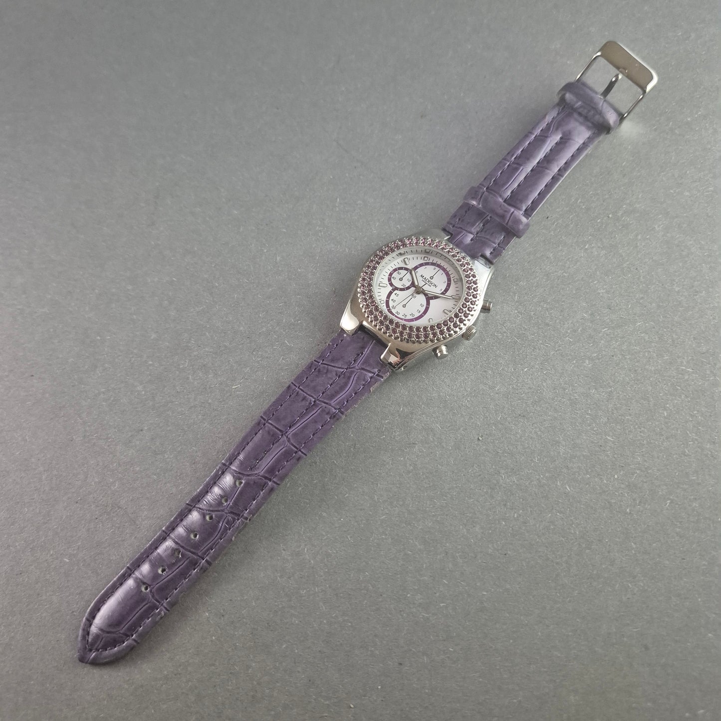 Modische Madison Armbanduhr – Glitzerndes Design mit violettem Lederarmband