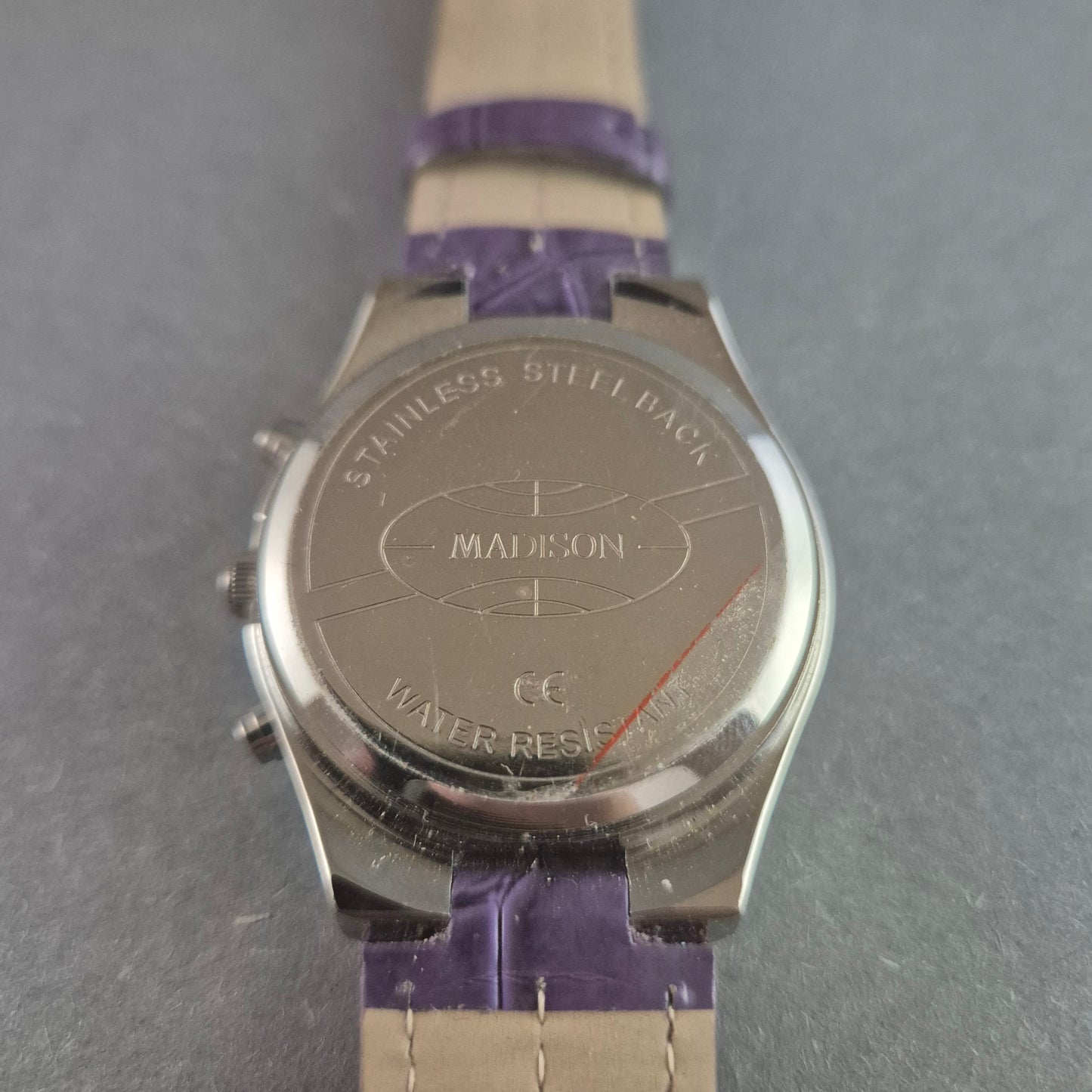 Modische Madison Armbanduhr – Glitzerndes Design mit violettem Lederarmband