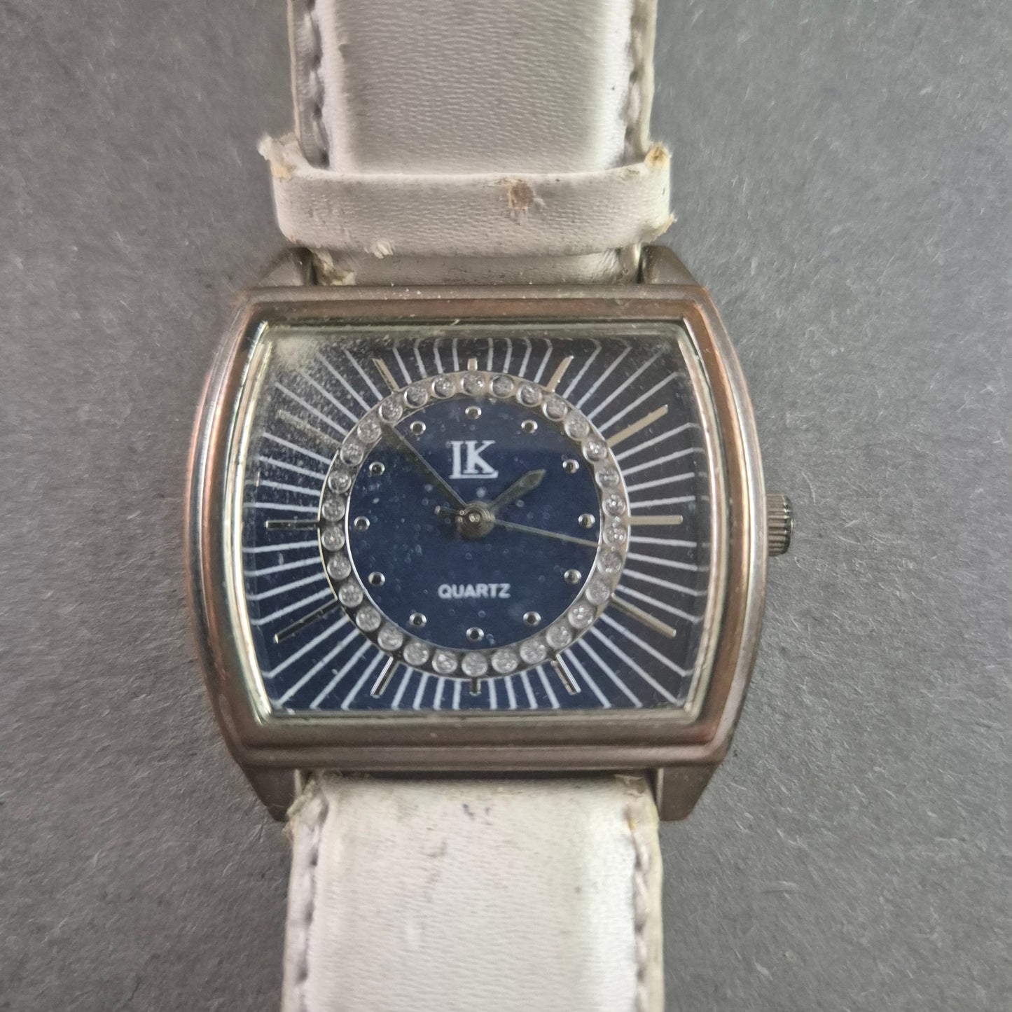 Elegante LK Damenarmbanduhr – Glänzendes Design mit Strassakzenten