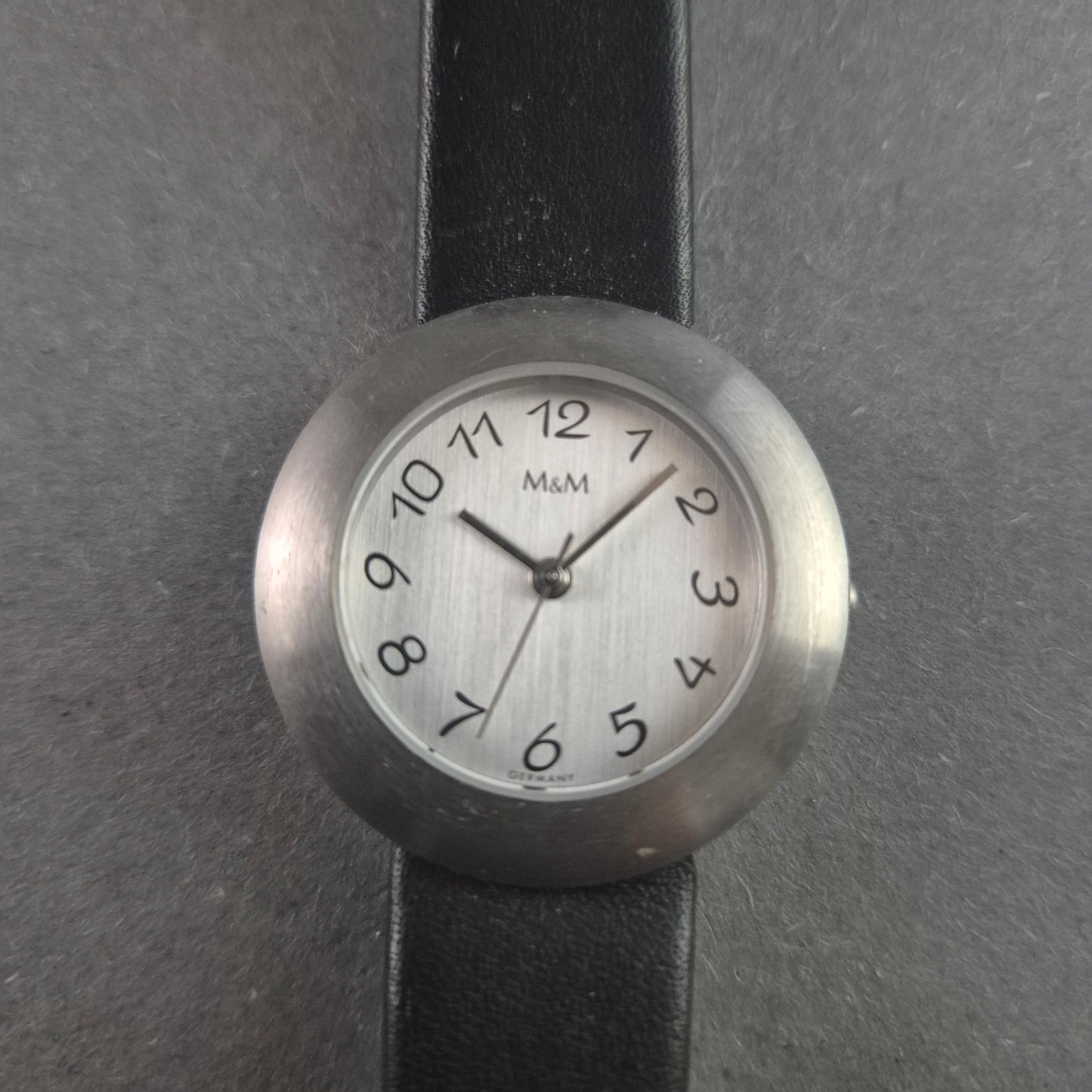 Elegante M&M Germany Damenarmbanduhr – Zeitloses Design aus Edelstahl