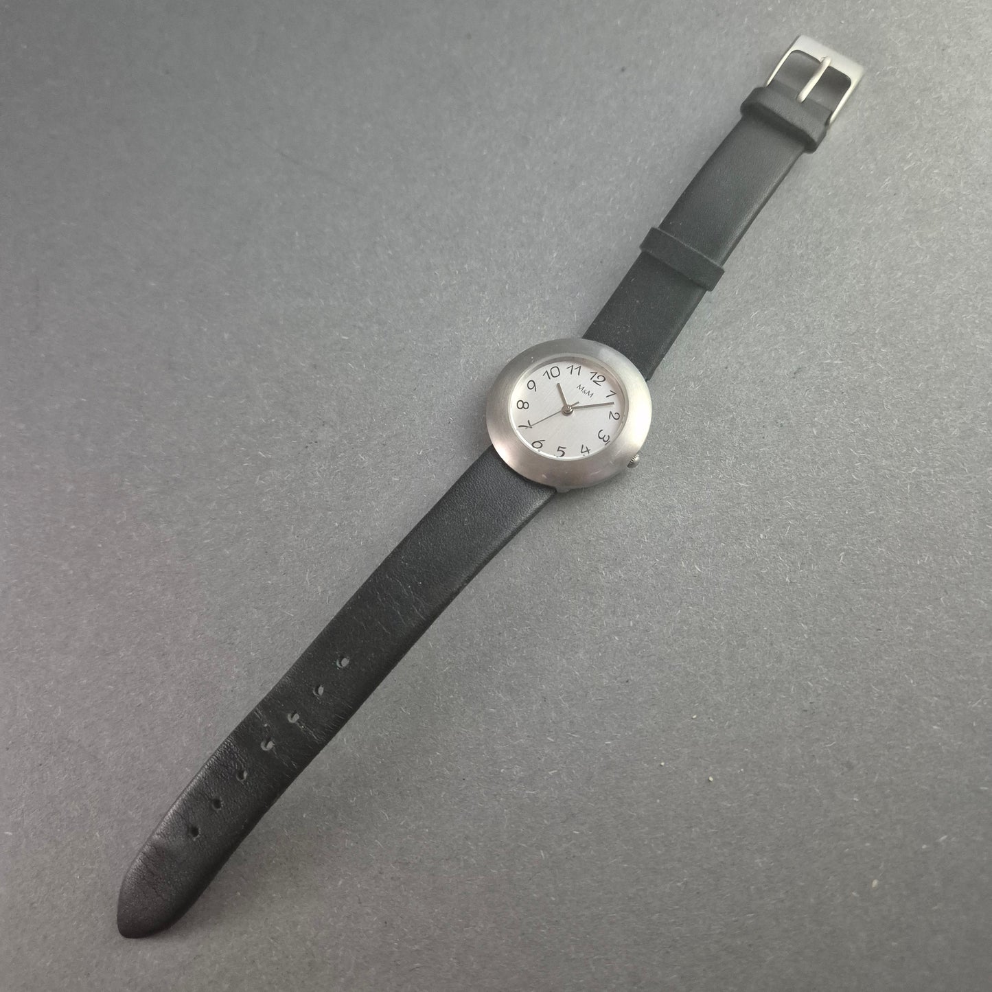 Elegante M&M Germany Damenarmbanduhr – Zeitloses Design aus Edelstahl