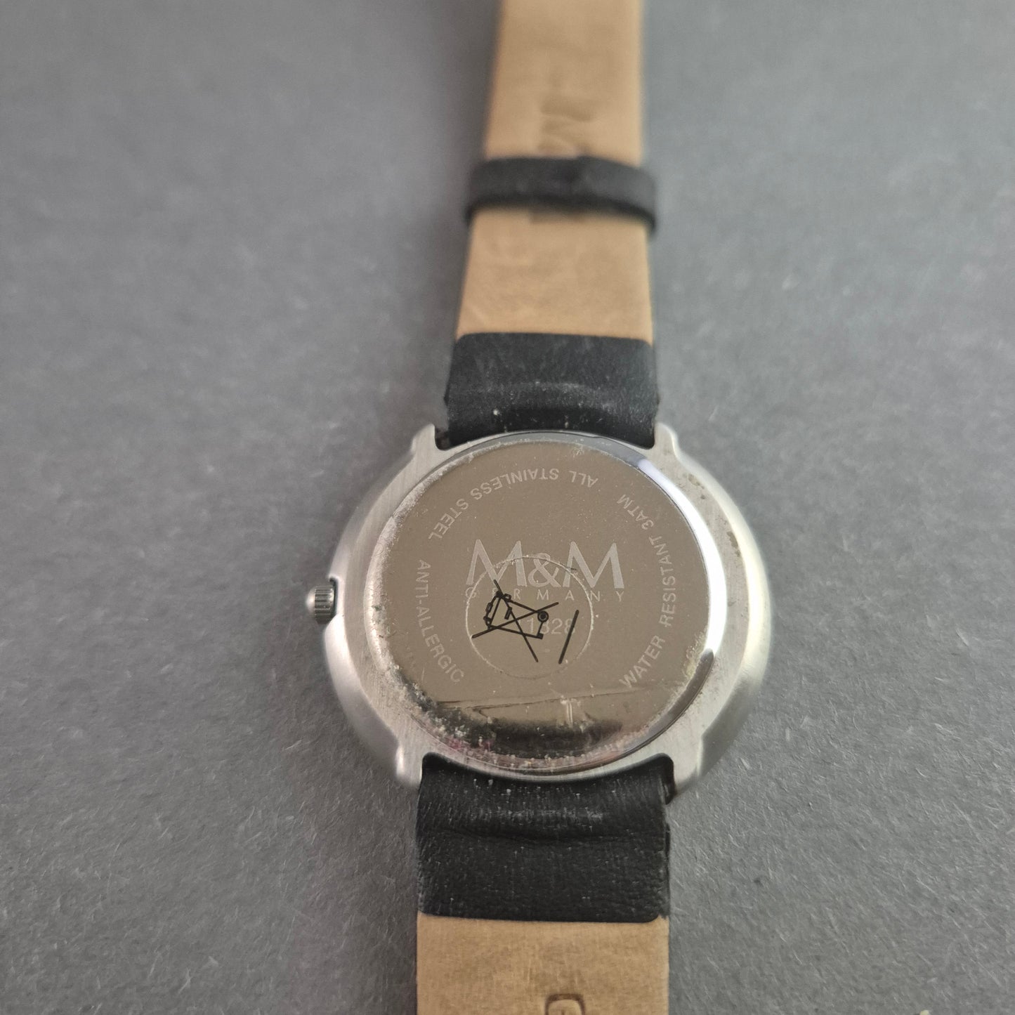 Elegante M&M Germany Damenarmbanduhr – Zeitloses Design aus Edelstahl