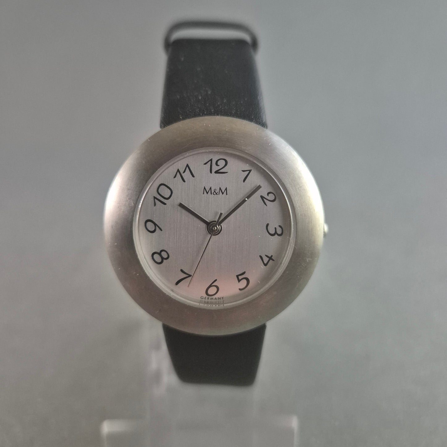 Elegante M&M Germany Damenarmbanduhr – Zeitloses Design aus Edelstahl