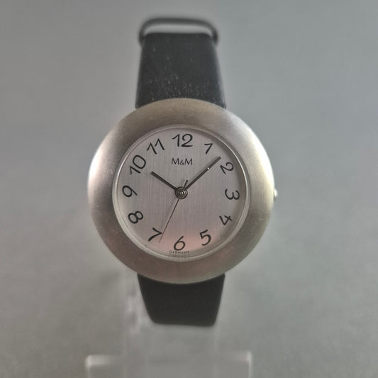 Elegante M&M Germany Damenarmbanduhr – Zeitloses Design aus Edelstahl