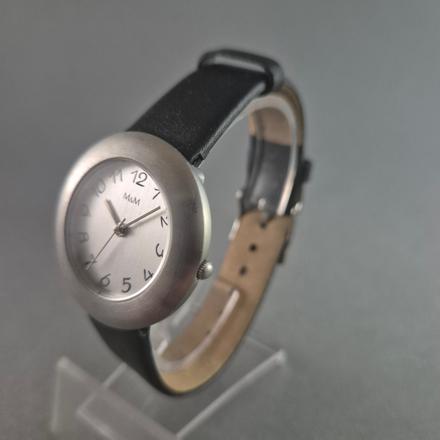 Elegante M&M Germany Damenarmbanduhr – Zeitloses Design aus Edelstahl