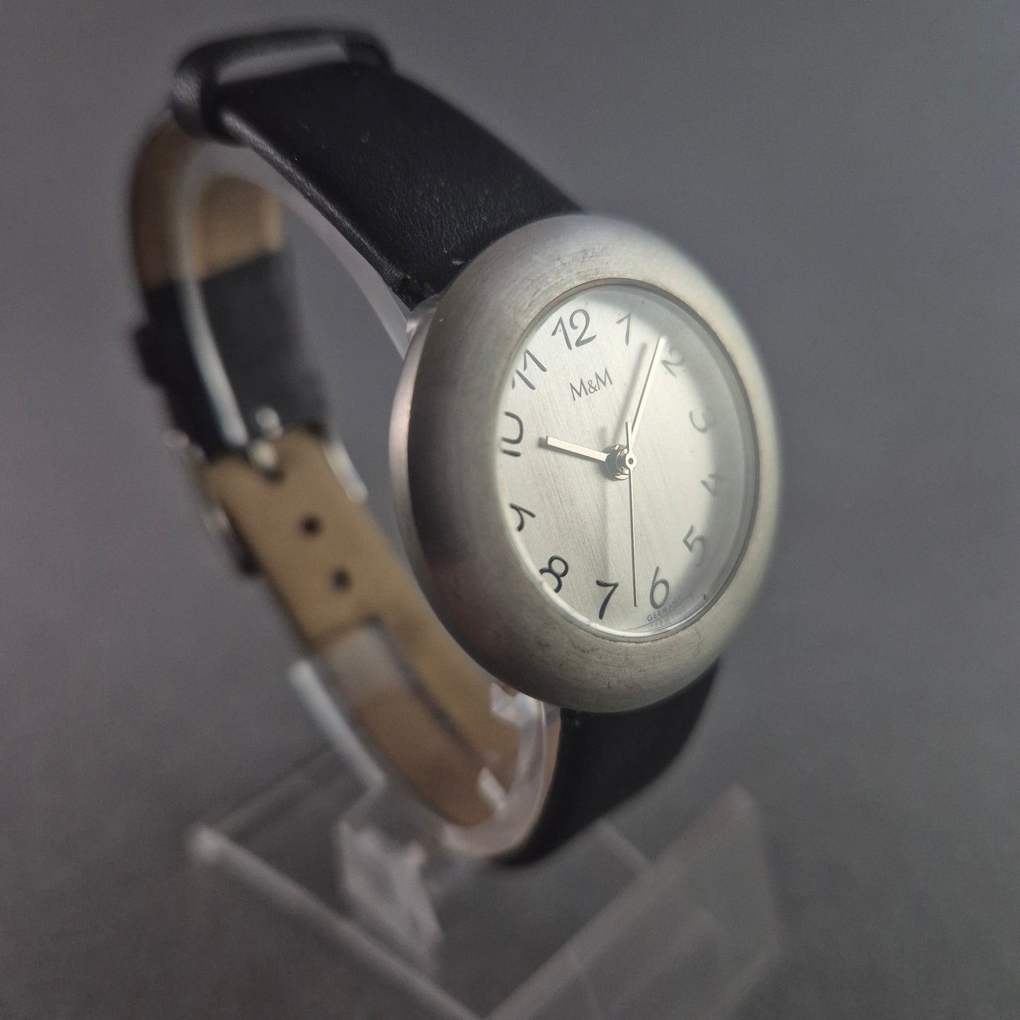 Elegante M&M Germany Damenarmbanduhr – Zeitloses Design aus Edelstahl