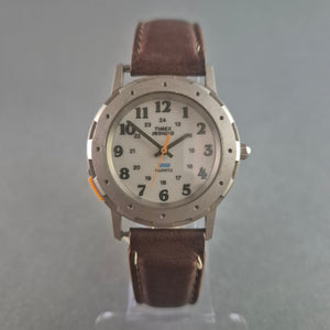 Klassische Timex Indiglo Herrenarmbanduhr – Funktionalität und Retro-Charme