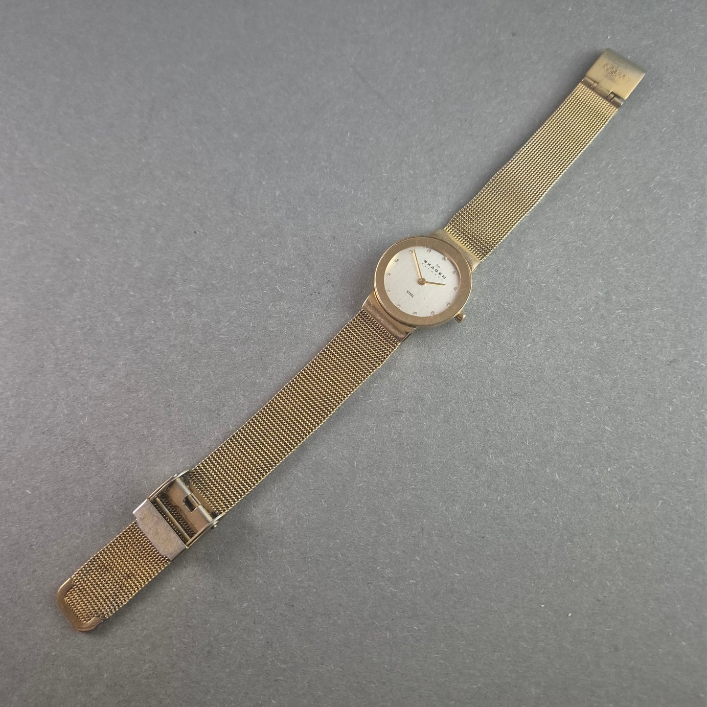 Elegante Skagen Damenarmbanduhr – Goldenes Mesh-Design aus Edelstahl