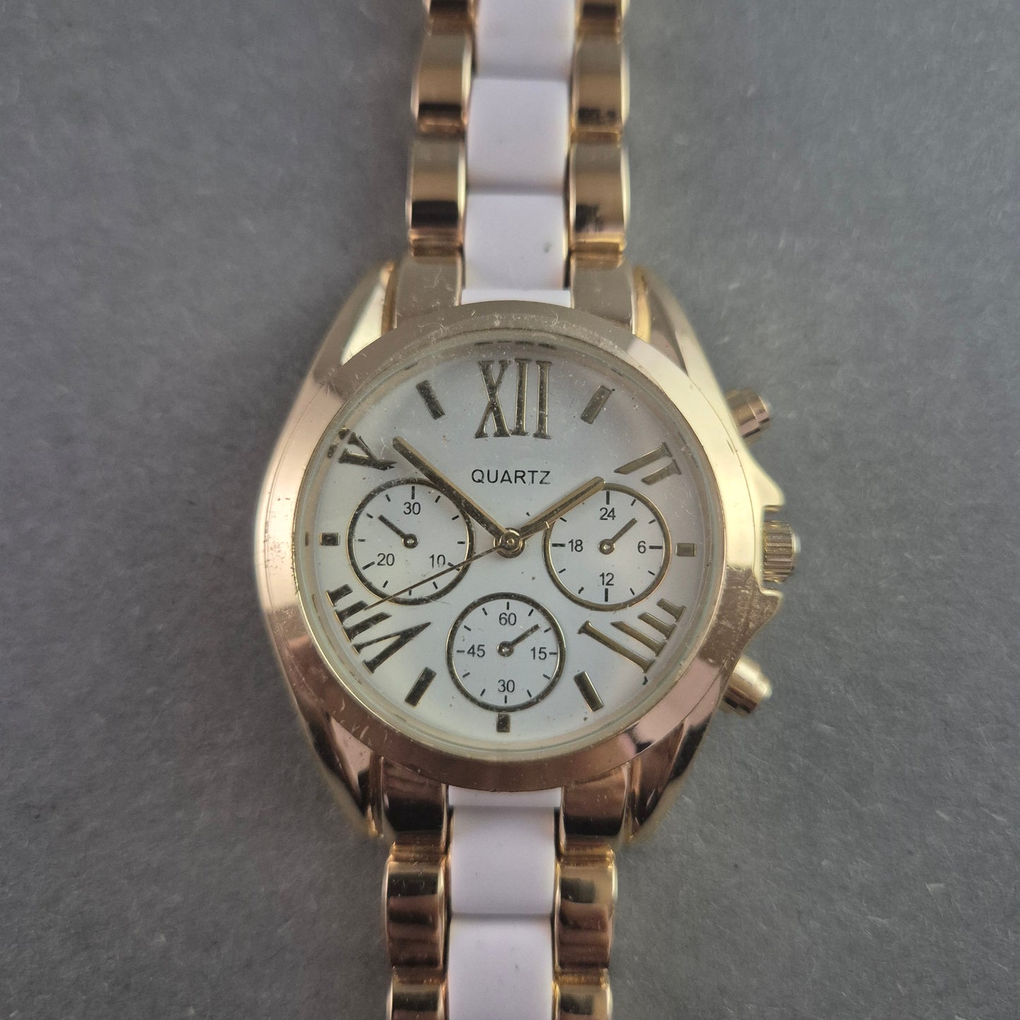 Stilvolle Avon armbanduhr – Goldenes Design mit Chronographen-Look