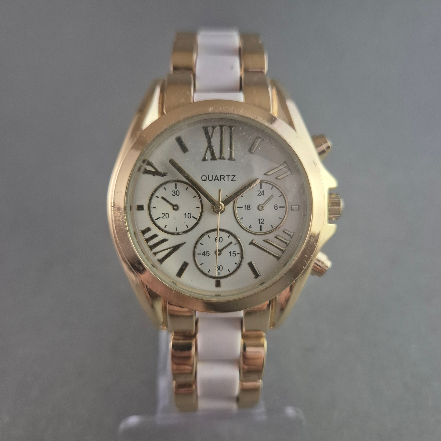 Stilvolle Avon armbanduhr – Goldenes Design mit Chronographen-Look