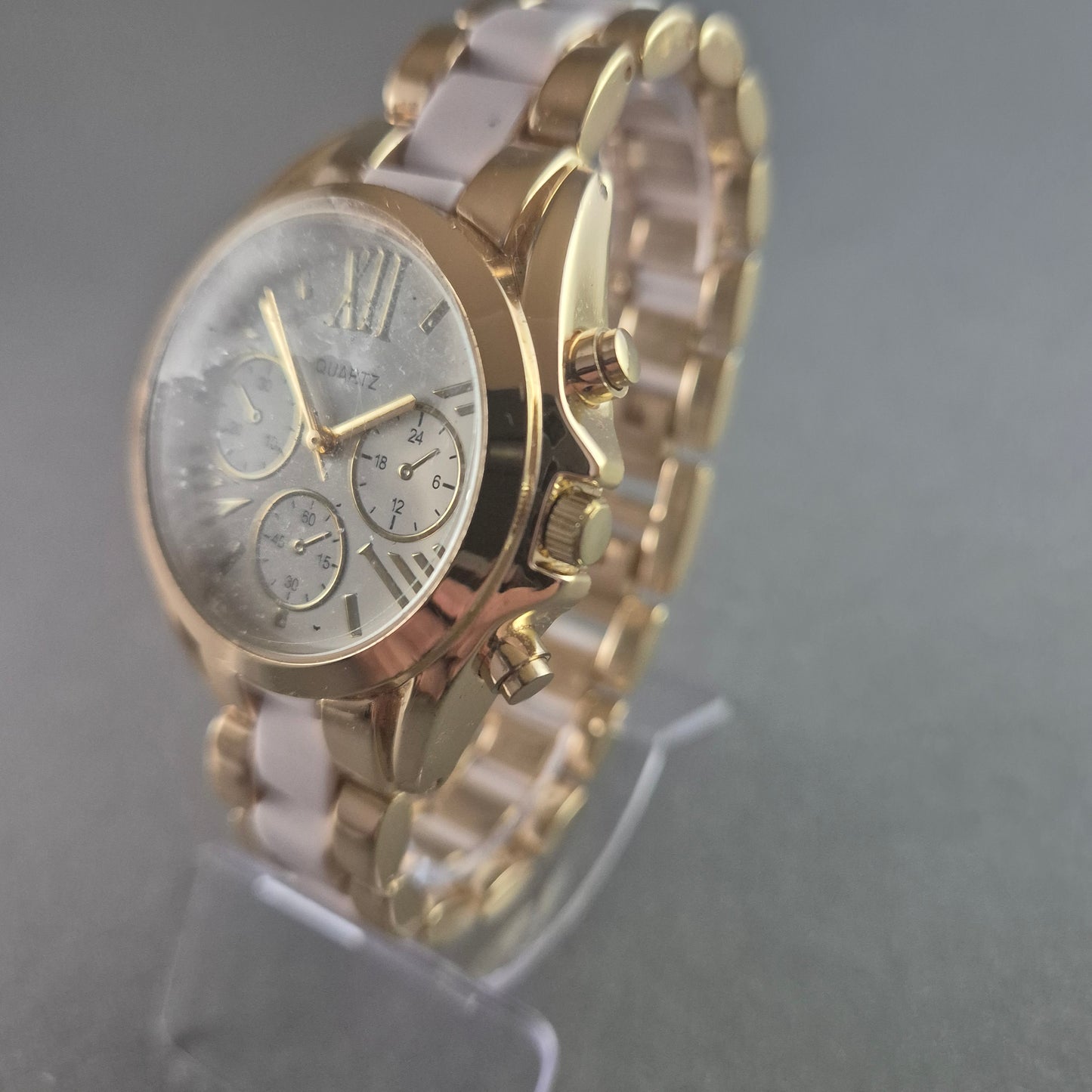 Stilvolle Avon armbanduhr – Goldenes Design mit Chronographen-Look