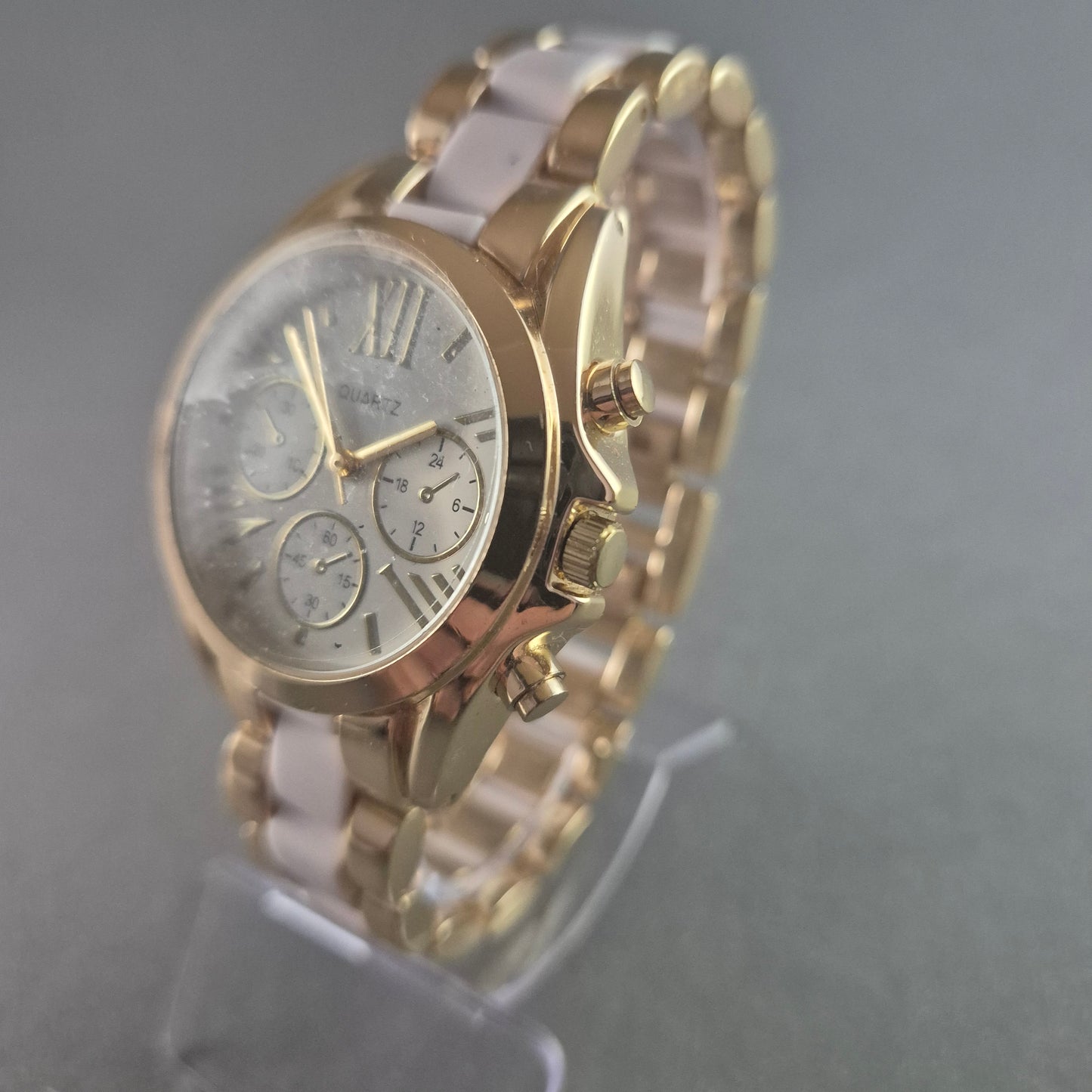 Stilvolle Avon armbanduhr – Goldenes Design mit Chronographen-Look