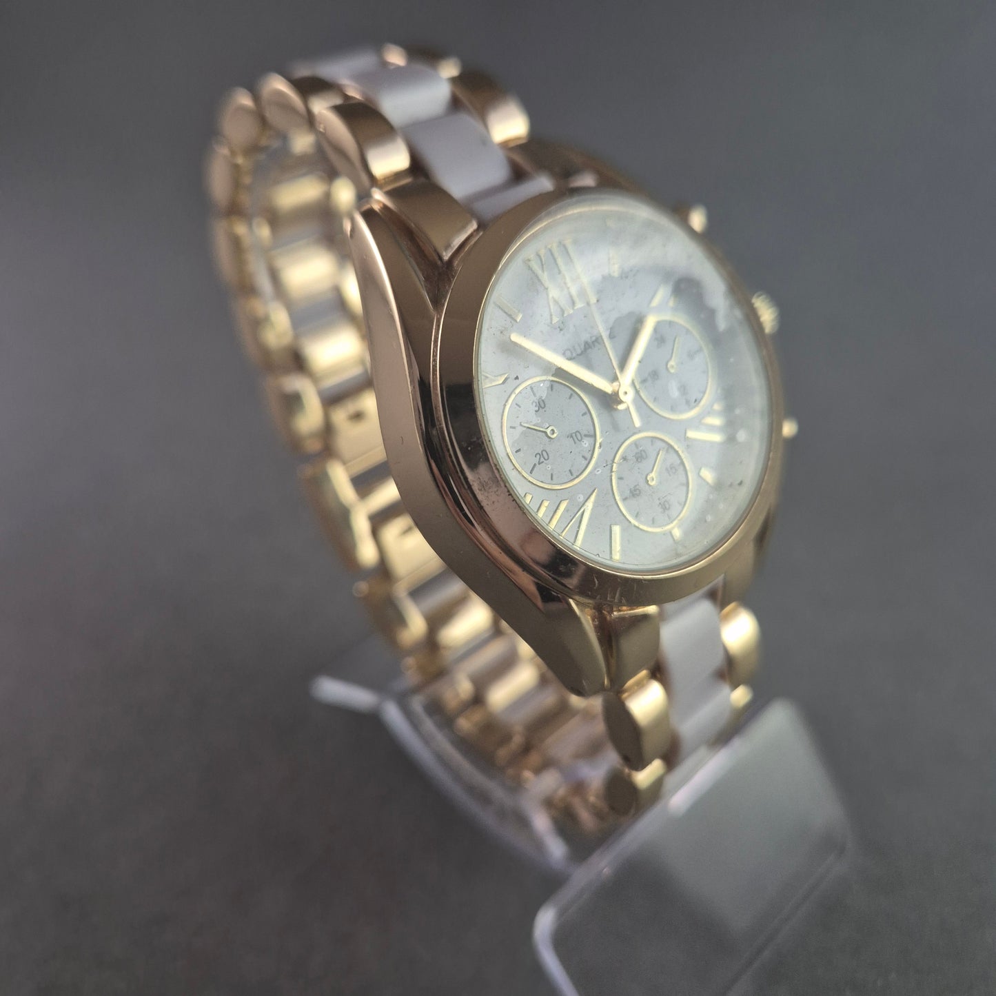 Stilvolle Avon armbanduhr – Goldenes Design mit Chronographen-Look